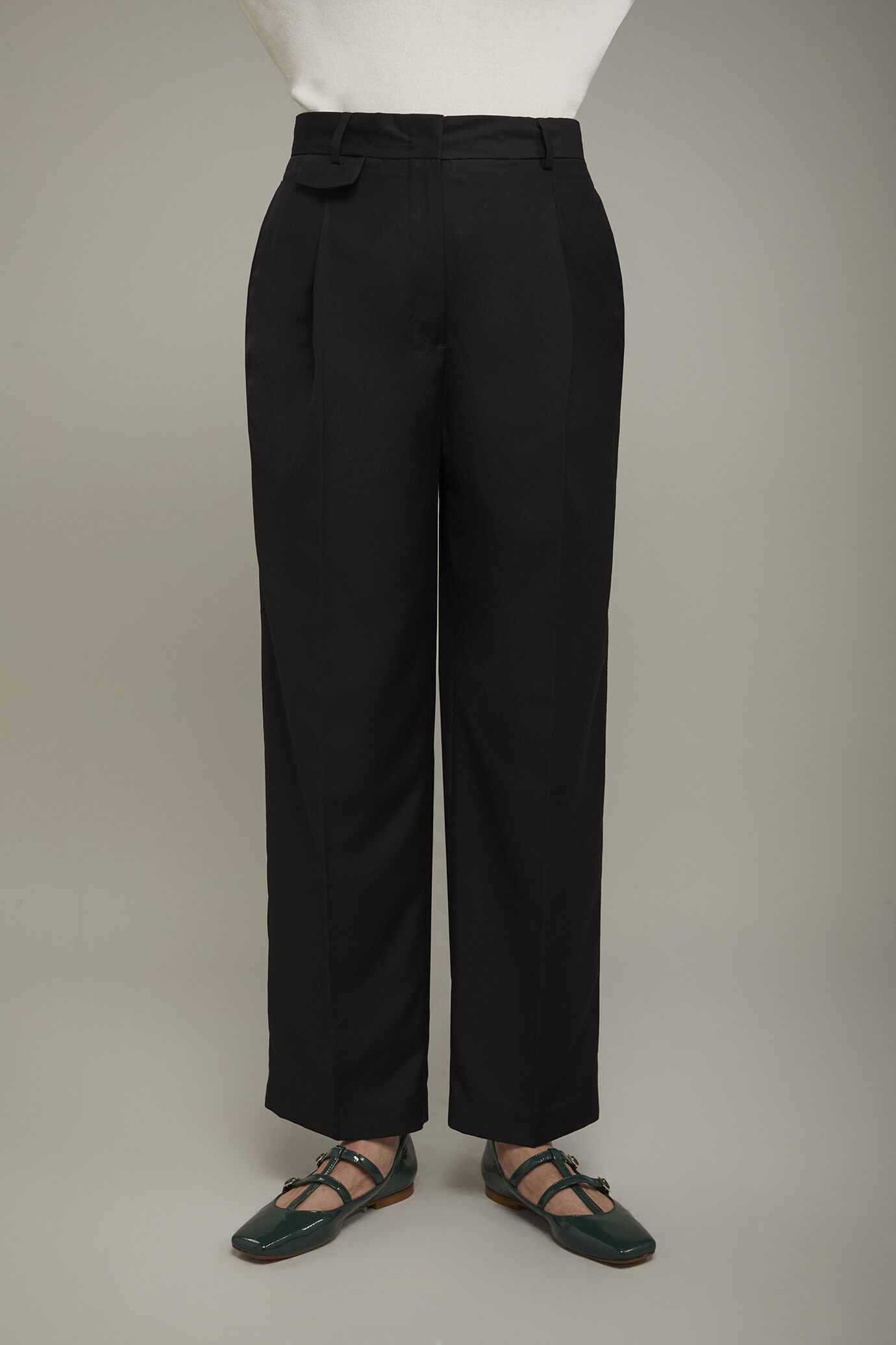 Pantalon uni avec côtés élastiques image number 3