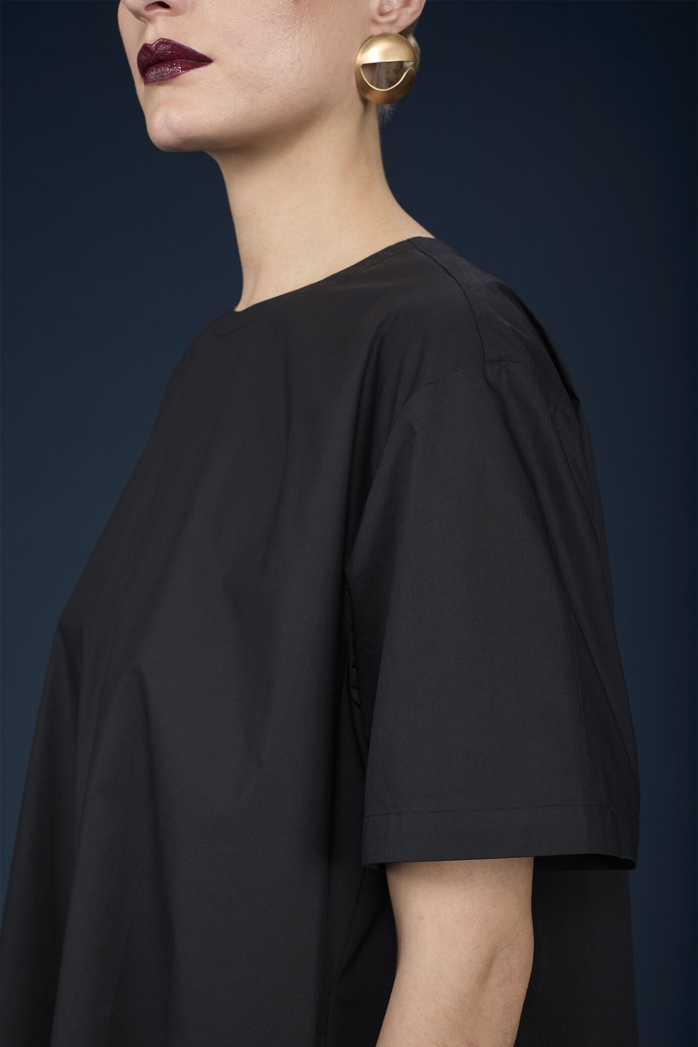 Short flared dress with short sleeves and side pockets image number 3