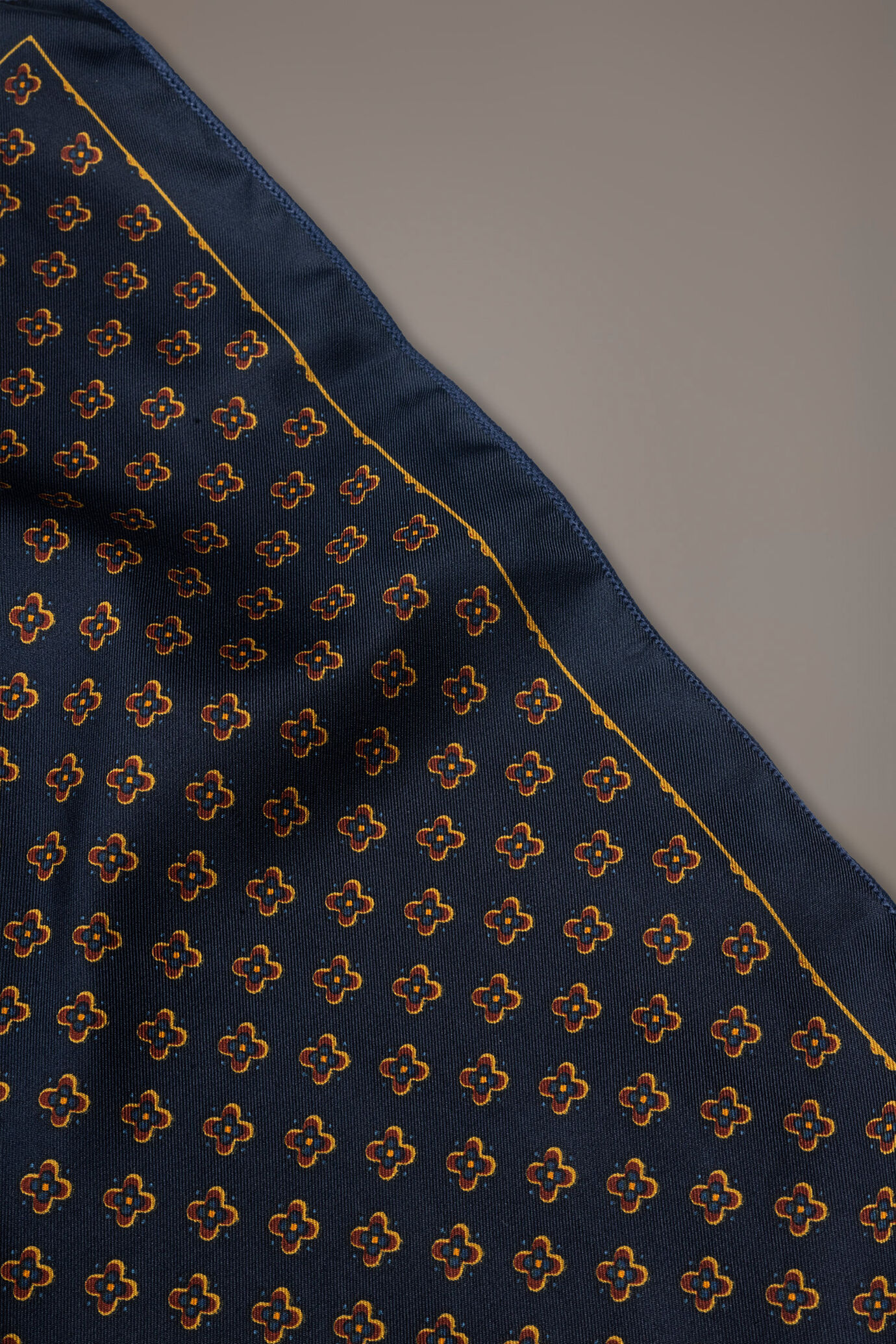 Patterned printed twill Pochette image number 1