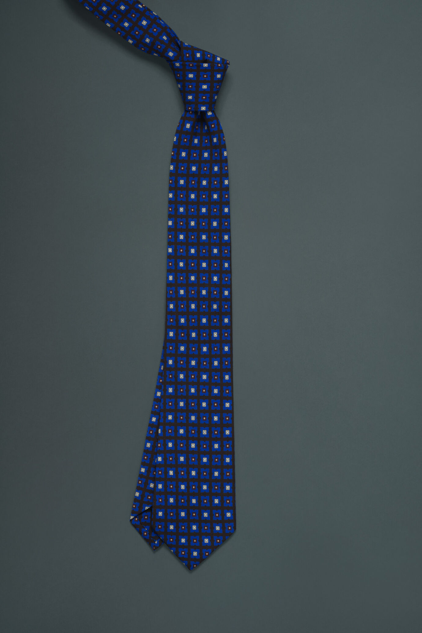 Cravatta uomo con fantasia floreale stilizzata image number 0
