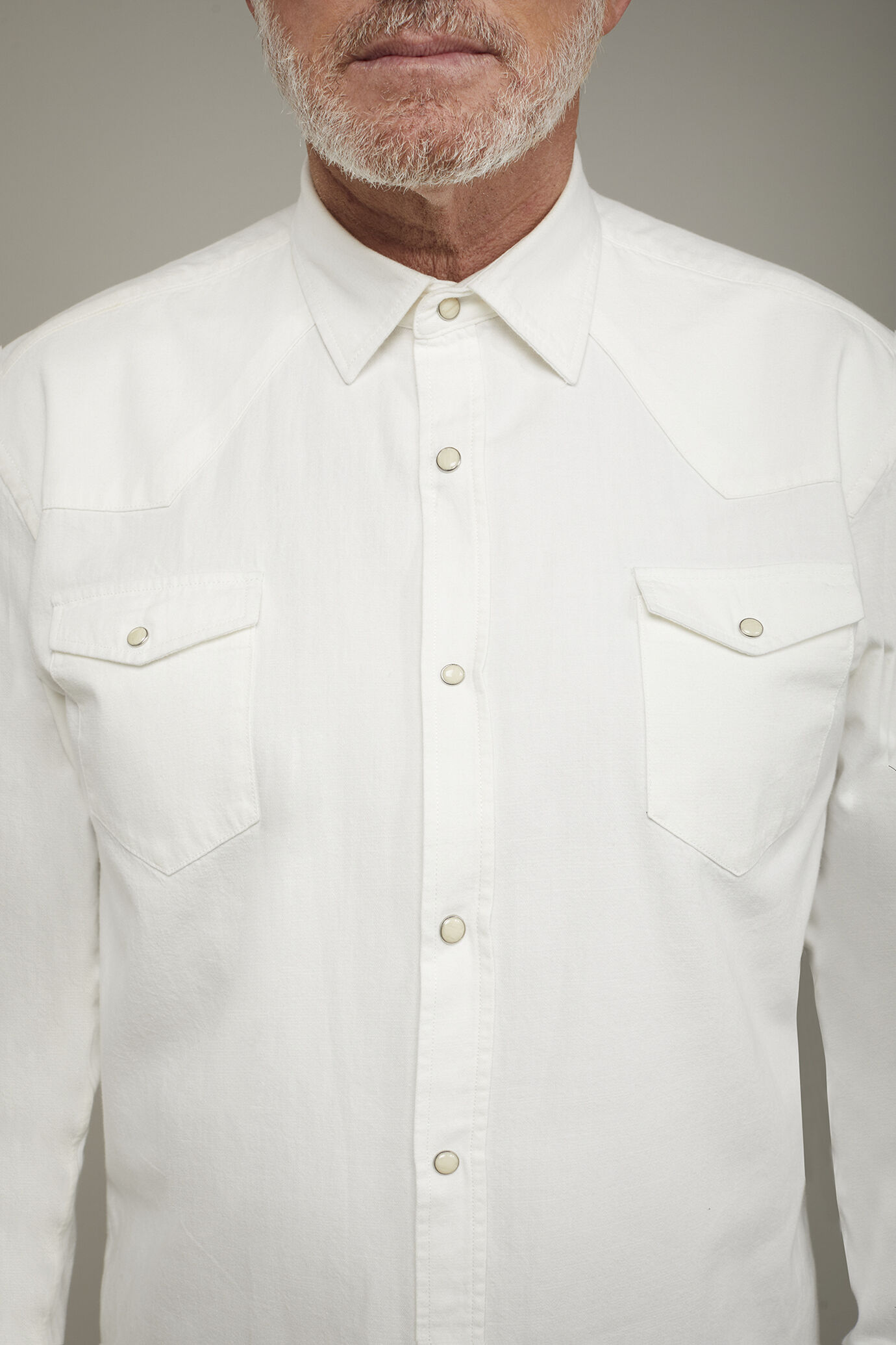 Chemise décontractée pour homme à col classique en tissu 100 % coton denim coupe confort image number 3