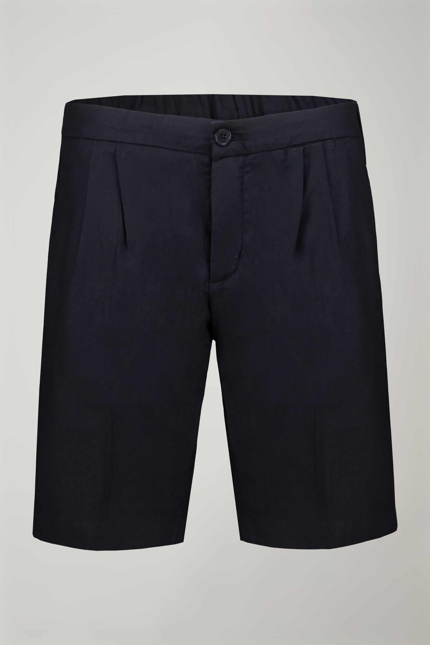 Men's Bermuda shorts with double pinces and laces on waist in linen-blend canvas fabric image number 4