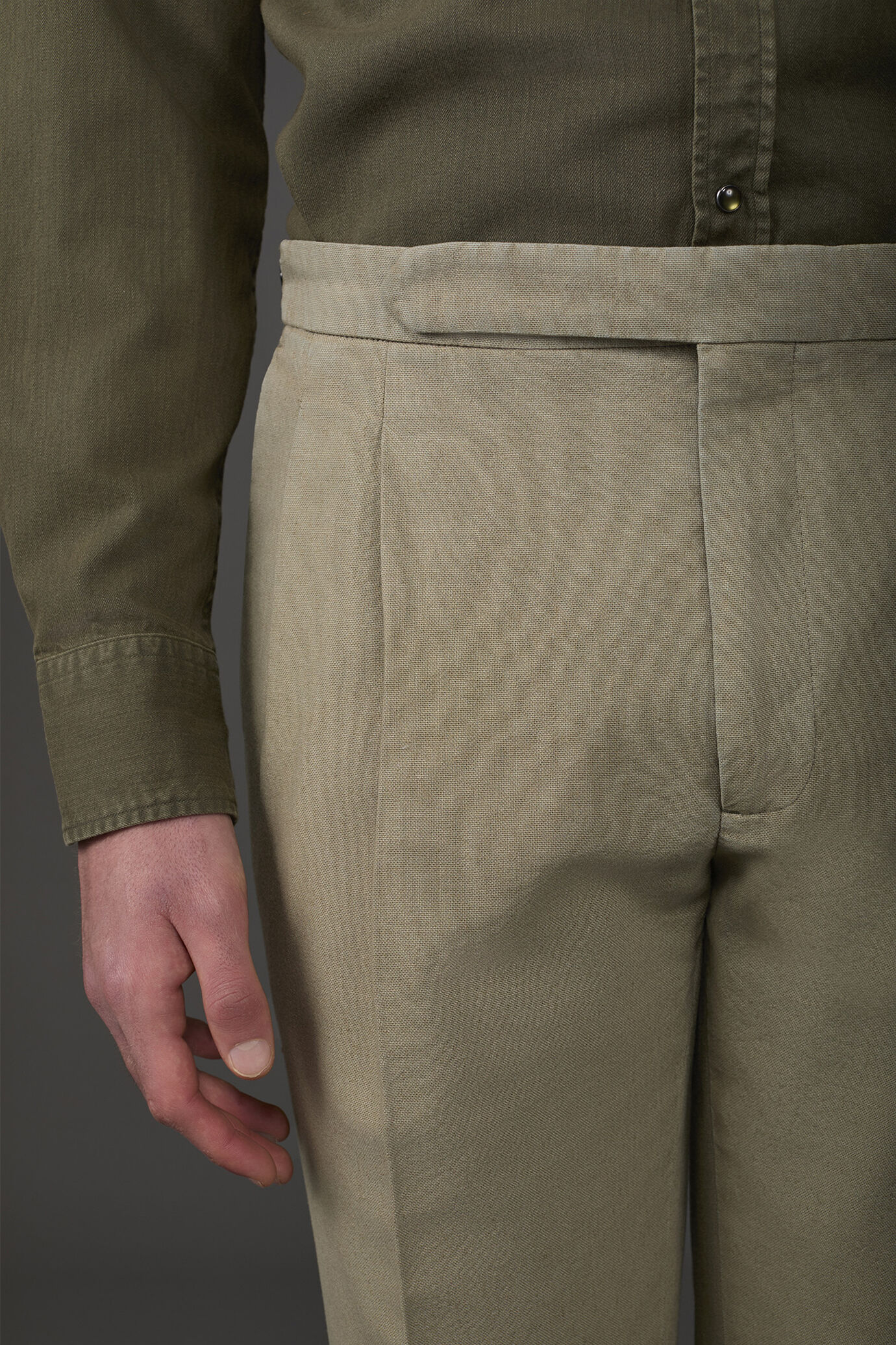 Pantalone uomo con doppia pinces e fibbie laterali misto cotone e lino image number 2