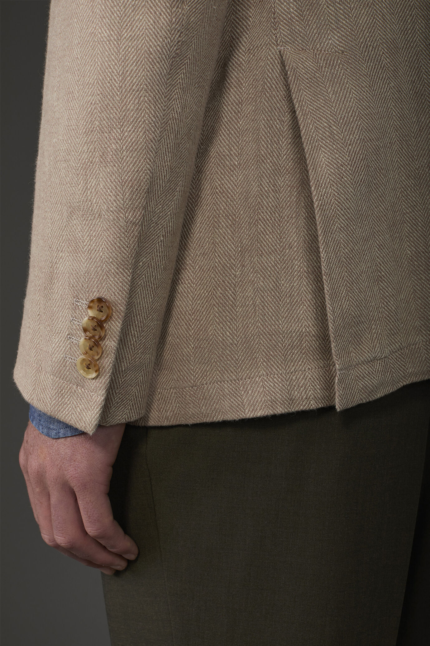 Doppelreihiges, ungefüttertes Herrensakko mit spitzem Revers und Pattentaschen image number 3