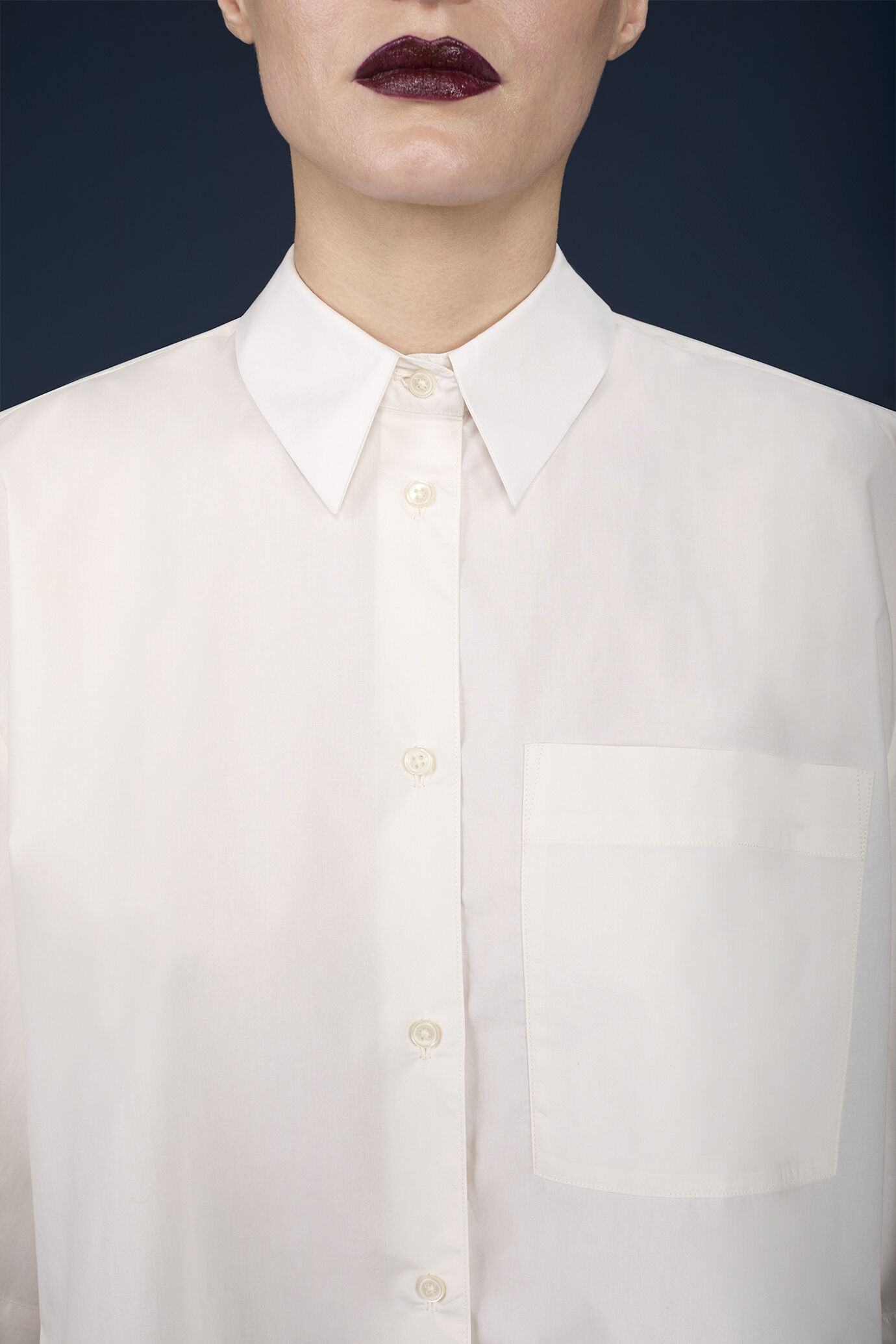 Women's boxy shirt with short sleeves and rounded hem image number 3