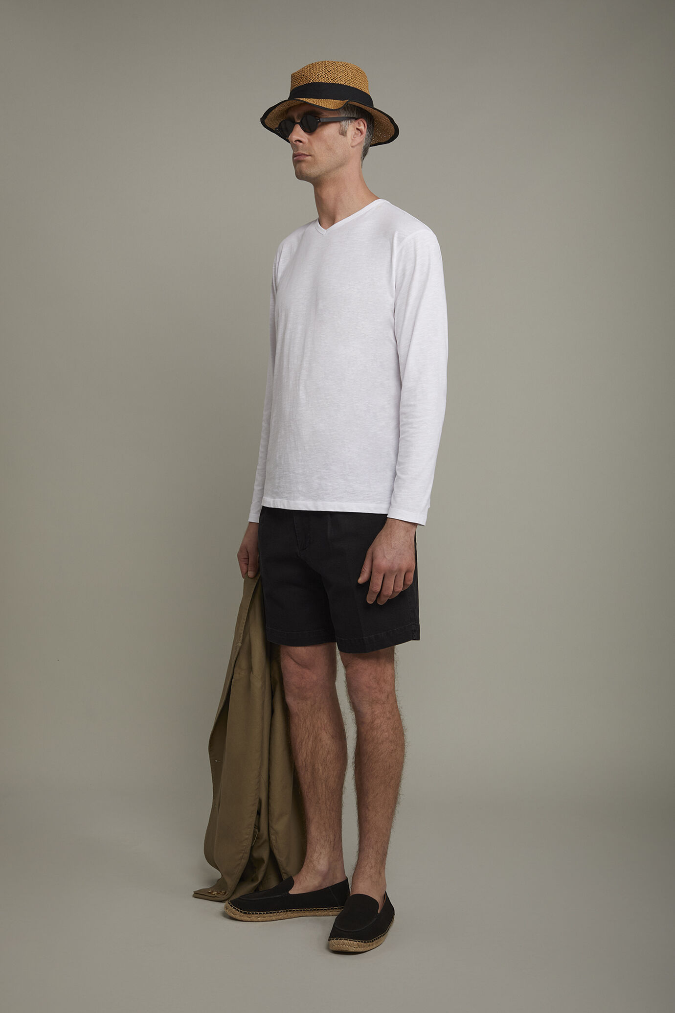 Herren-T-Shirt mit V-Ausschnitt und langen Ärmeln aus 100 % Slub-Baumwolle in normaler Passform image number 1