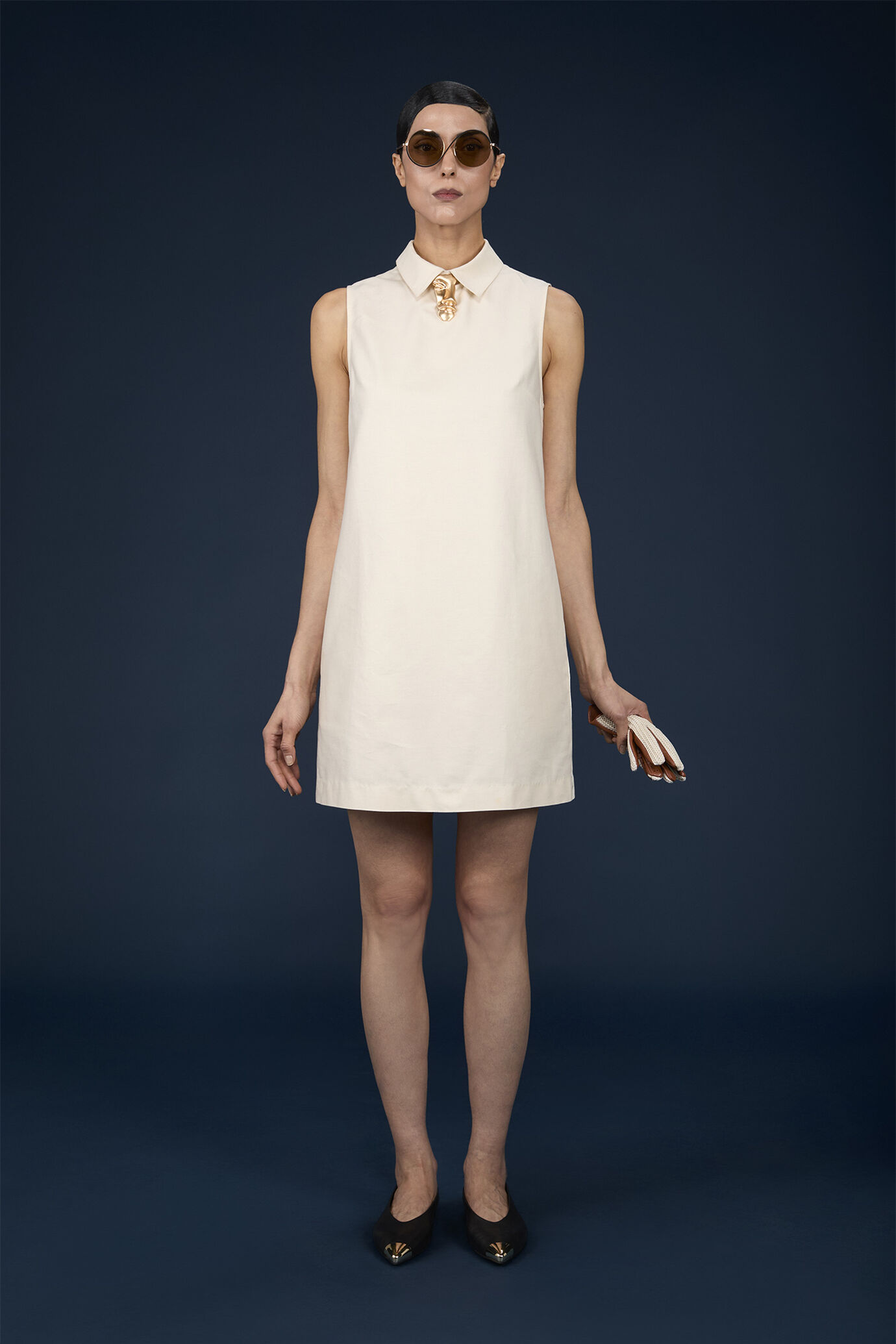 Short sleeveless dress with baby collar image number 0