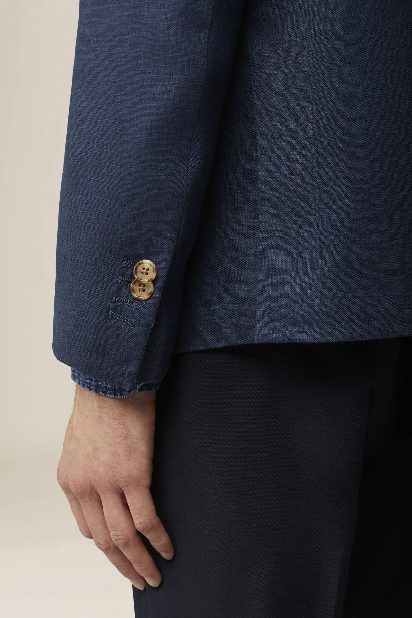 Unlined double-breasted men's jacket in 100% linen image number 3