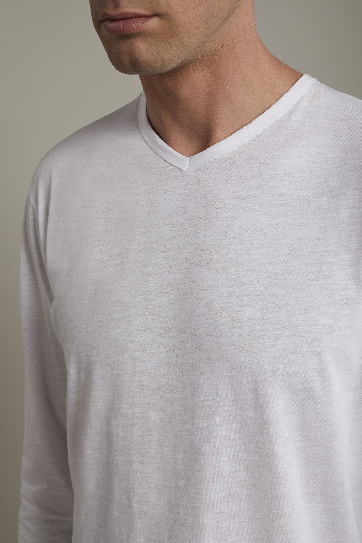 T-shirt homme à col V et manches longues en 100 % coton effet flammé coupe régulière image number 3