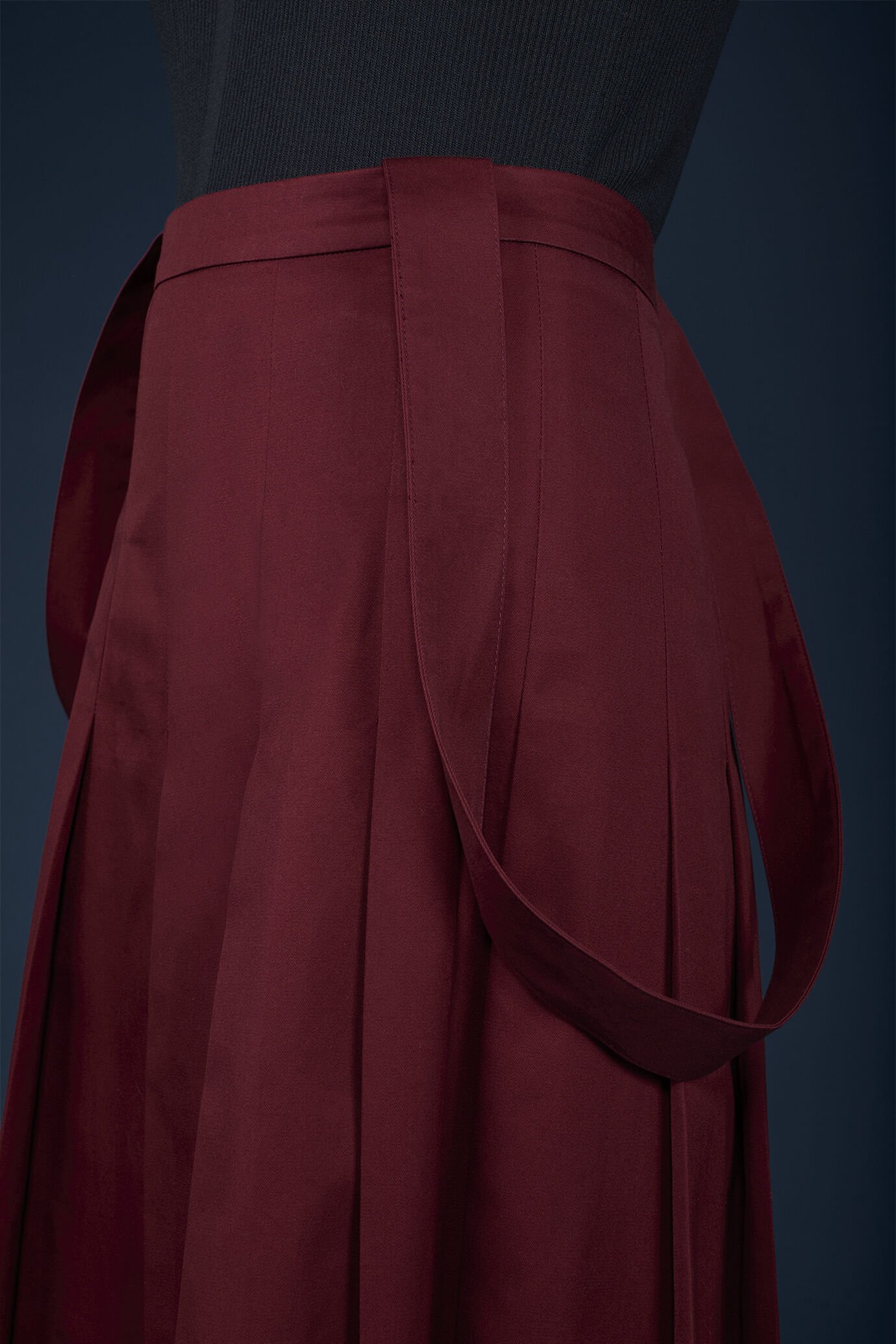 Long pleated skirt in linen and cotton blend with removable straps image number 2