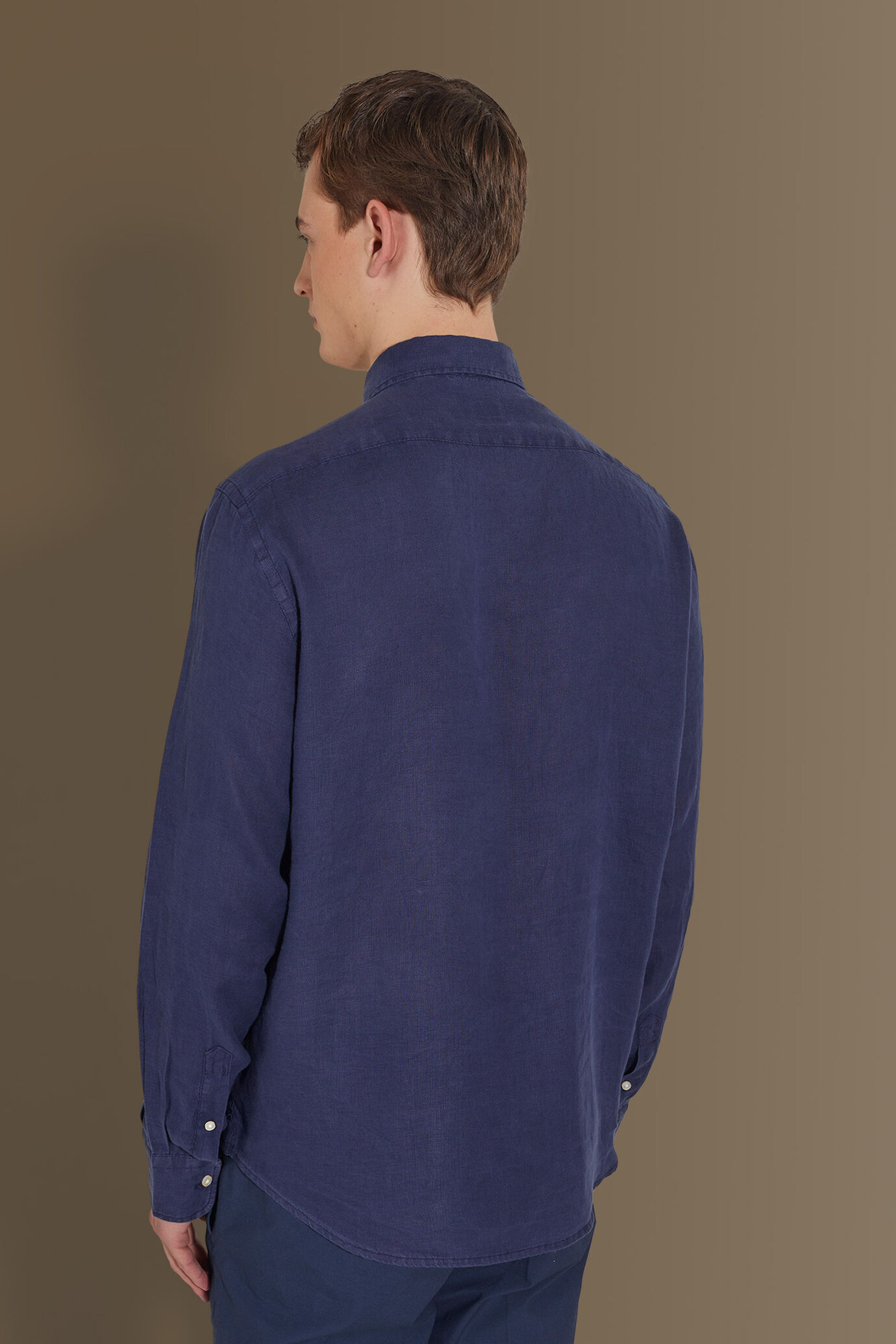 Camicia casual uomo collo francese 100% lino tinta unita image number 2