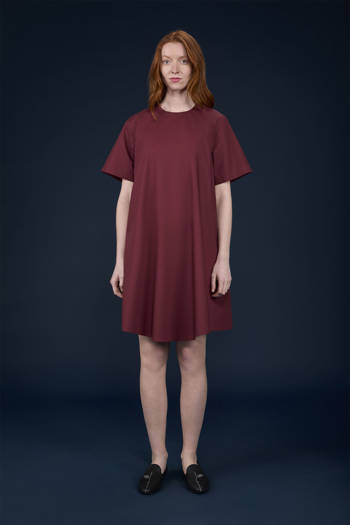 Kurzes, ausgestelltes Damenkleid mit kurzen Ärmeln und Seitentaschen image number 1