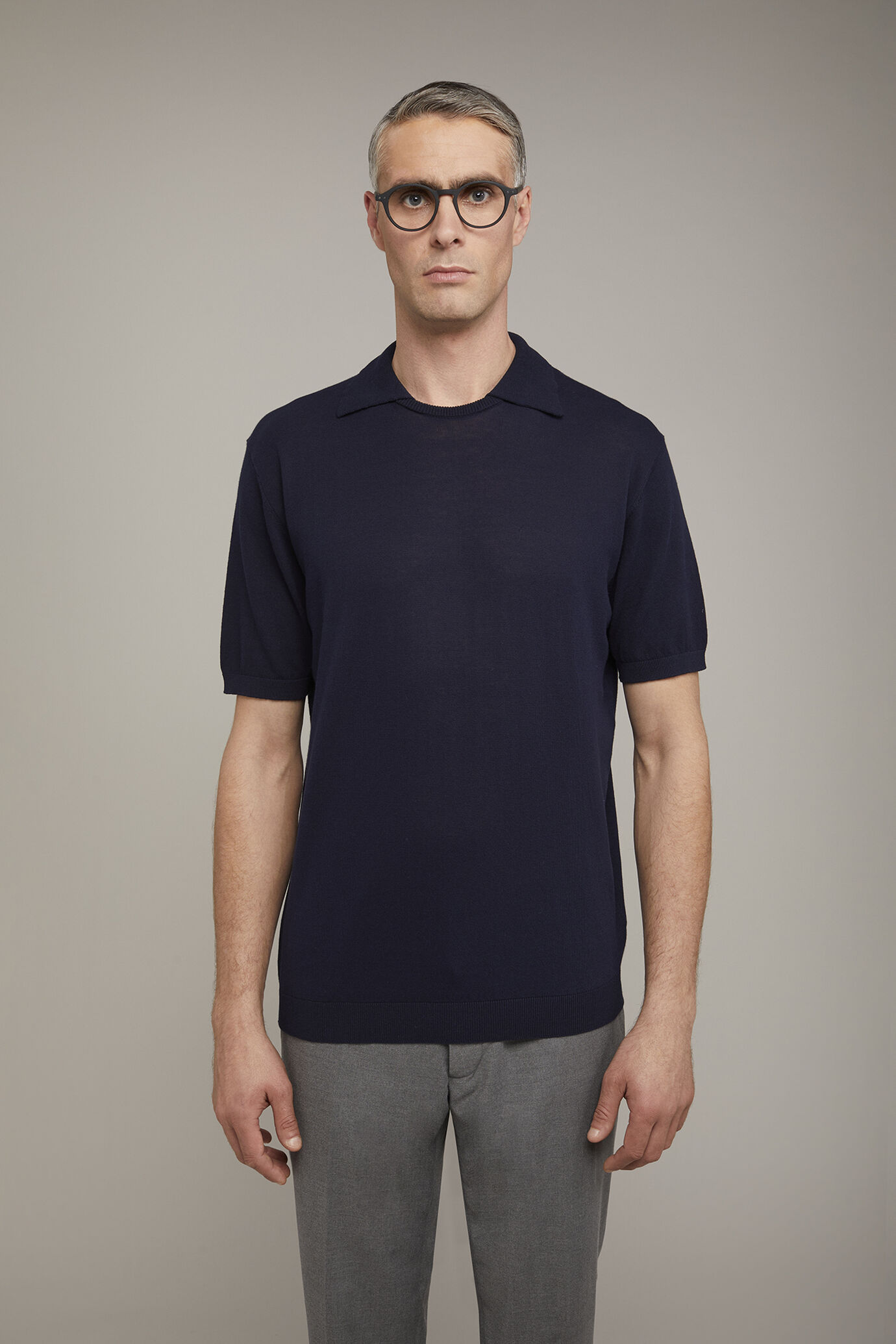 Herren-Poloshirt mit Rundhalsausschnitt und kurzen Ärmeln aus 100 % Baumwolle in normaler Passform