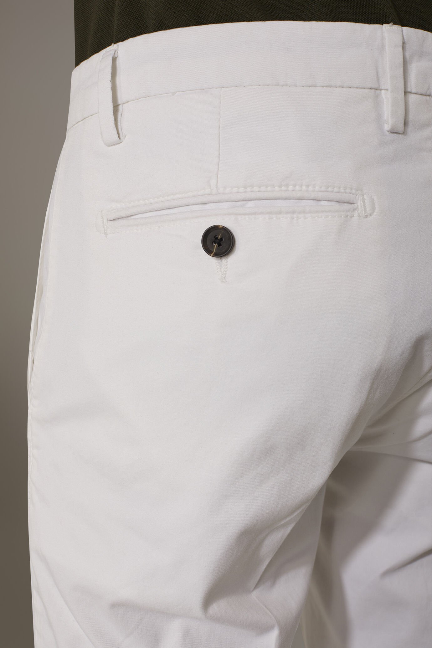 Pantalone chino regular fit costruzione twill image number 2