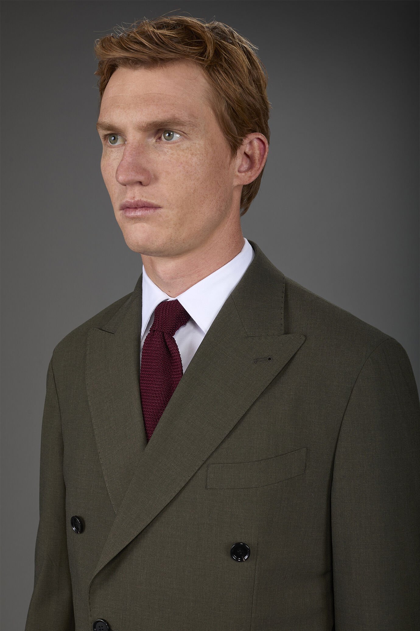 Double-breasted men's suit with single-pleat trousers in two-way stretch fabric image number 2