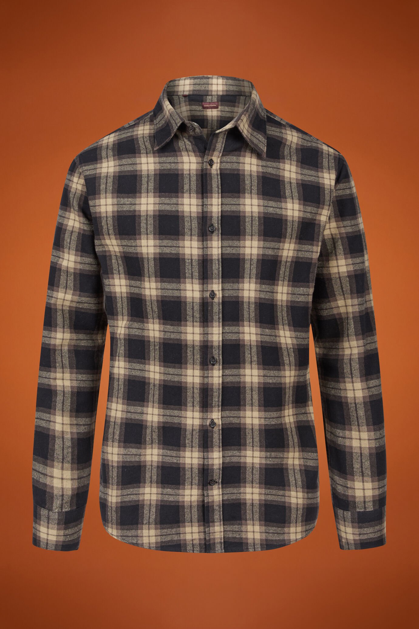Men's comfort fit casual shirt with a classic collar in 100% cotton checked flannel