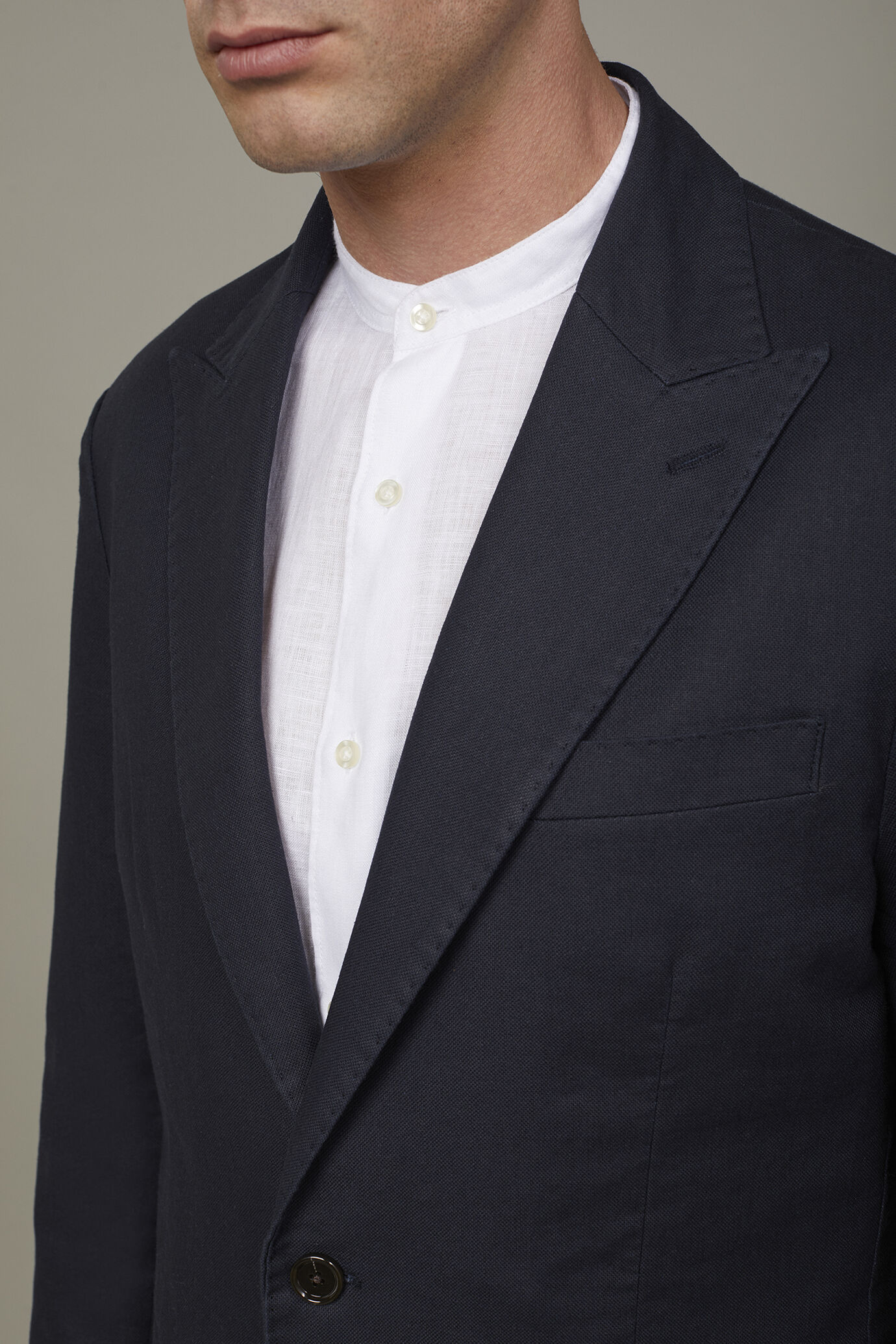 Men's single-breasted unlined linen and cotton blazer with regular fit lapels image number 3