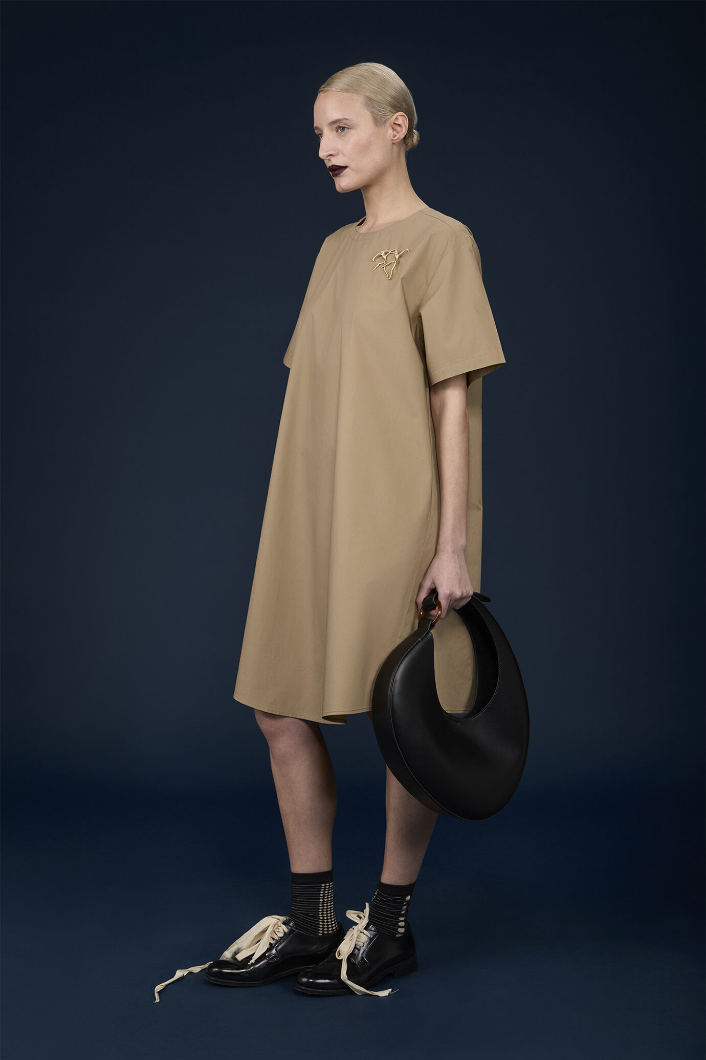 Robe courte &eacute;vas&eacute;e pour femme &agrave; manches courtes et poches lat&eacute;rales image number 0