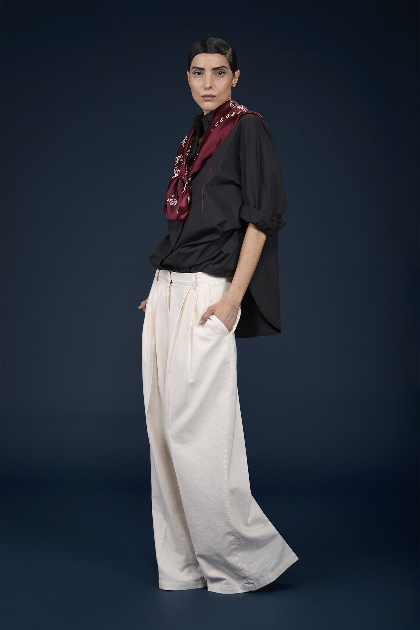 Women's wide trousers in linen and cotton with pleats image number 0