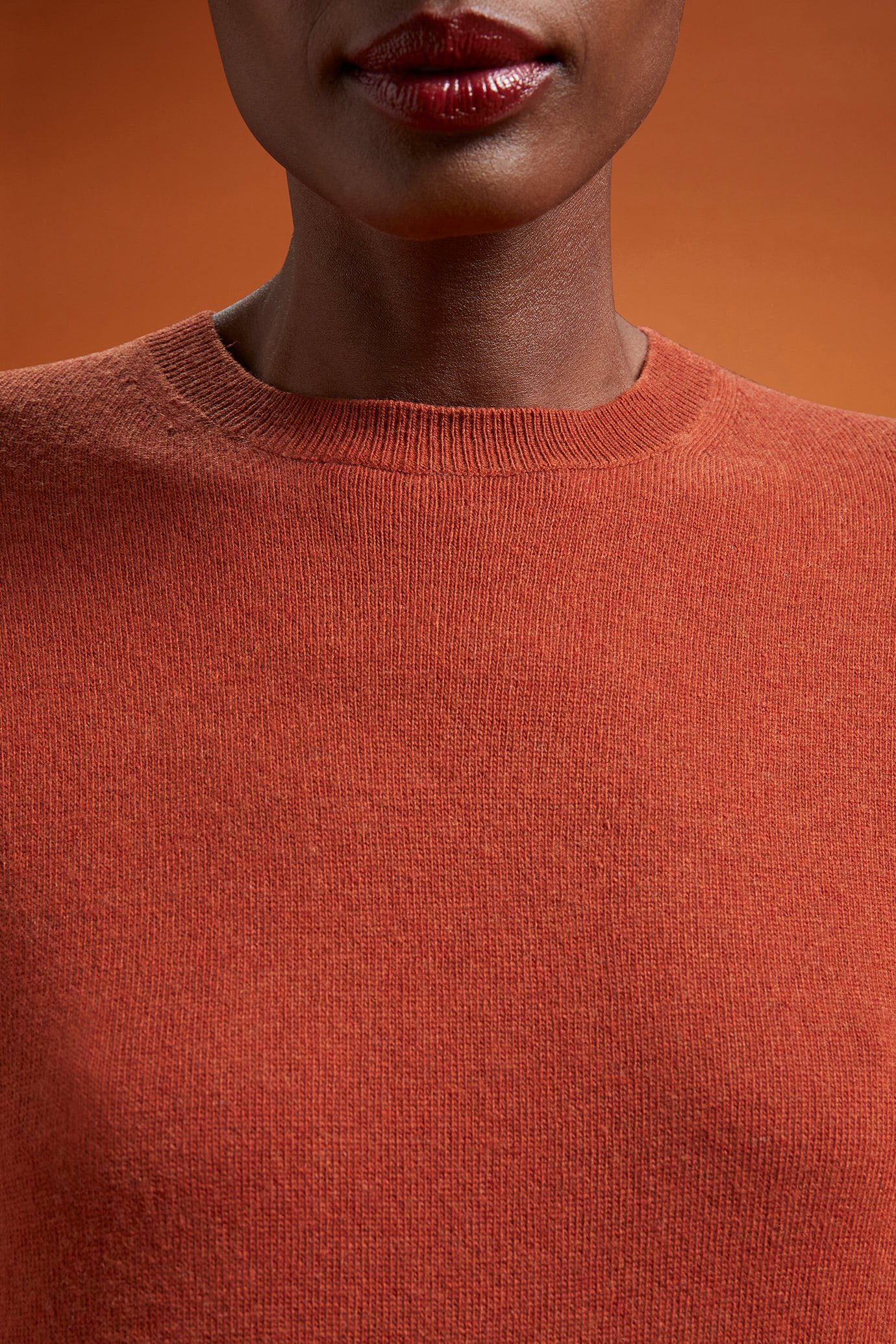 Damen-Strickkleid mit Rundhalsausschnitt und Seitenschlitzen in normaler Passform image number 2