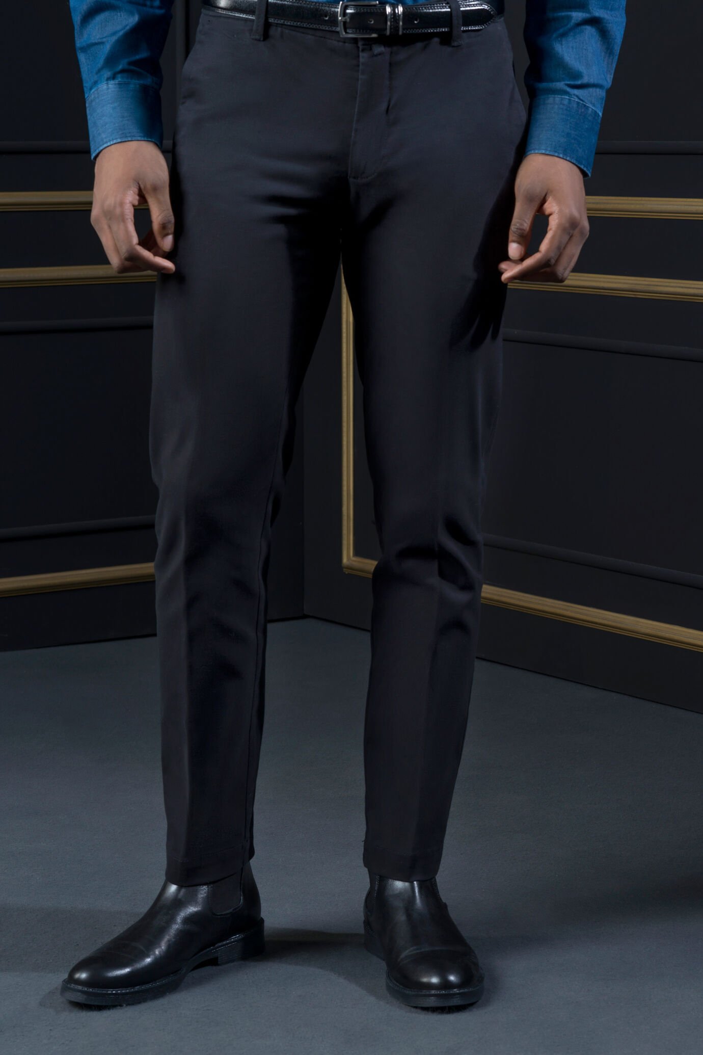 Pantaloni uomo chino classici tinta unita image number 0
