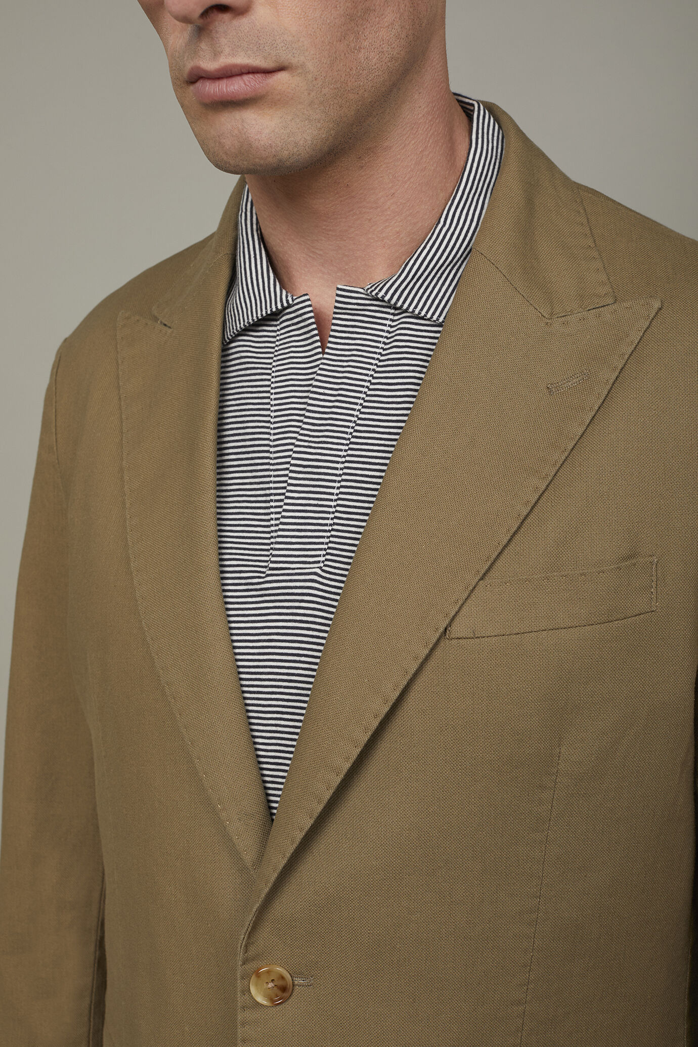 Men's single-breasted unlined linen and cotton blazer with regular fit lapels image number 3