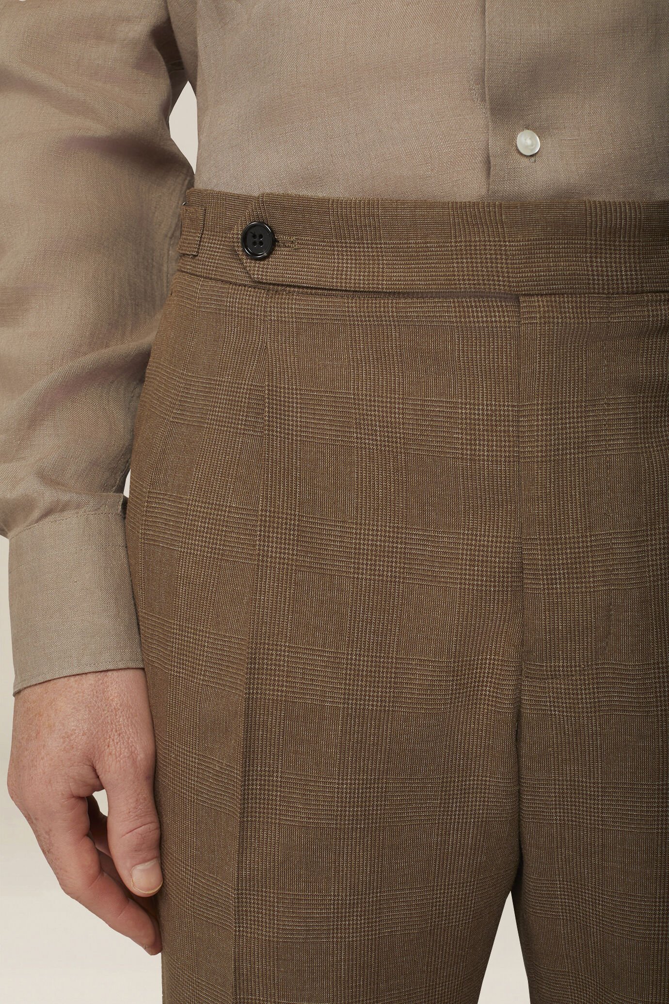 Pantaloni uomo in principe di Galles con doppia pince e fibbie laterali image number 2