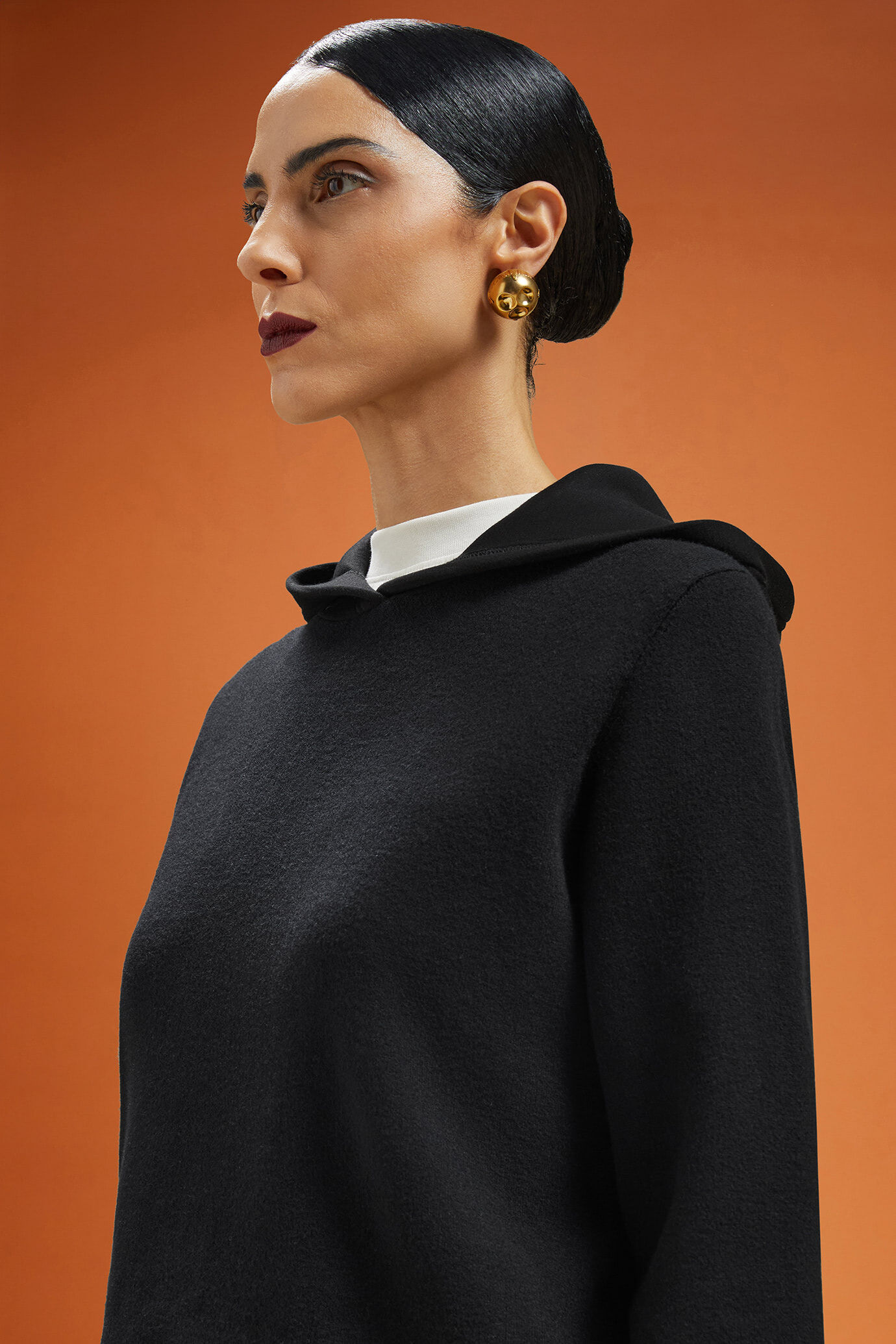 Maglia donna tinta unita con cappuccio in neoprene e logo ricamato regular fit image number 4