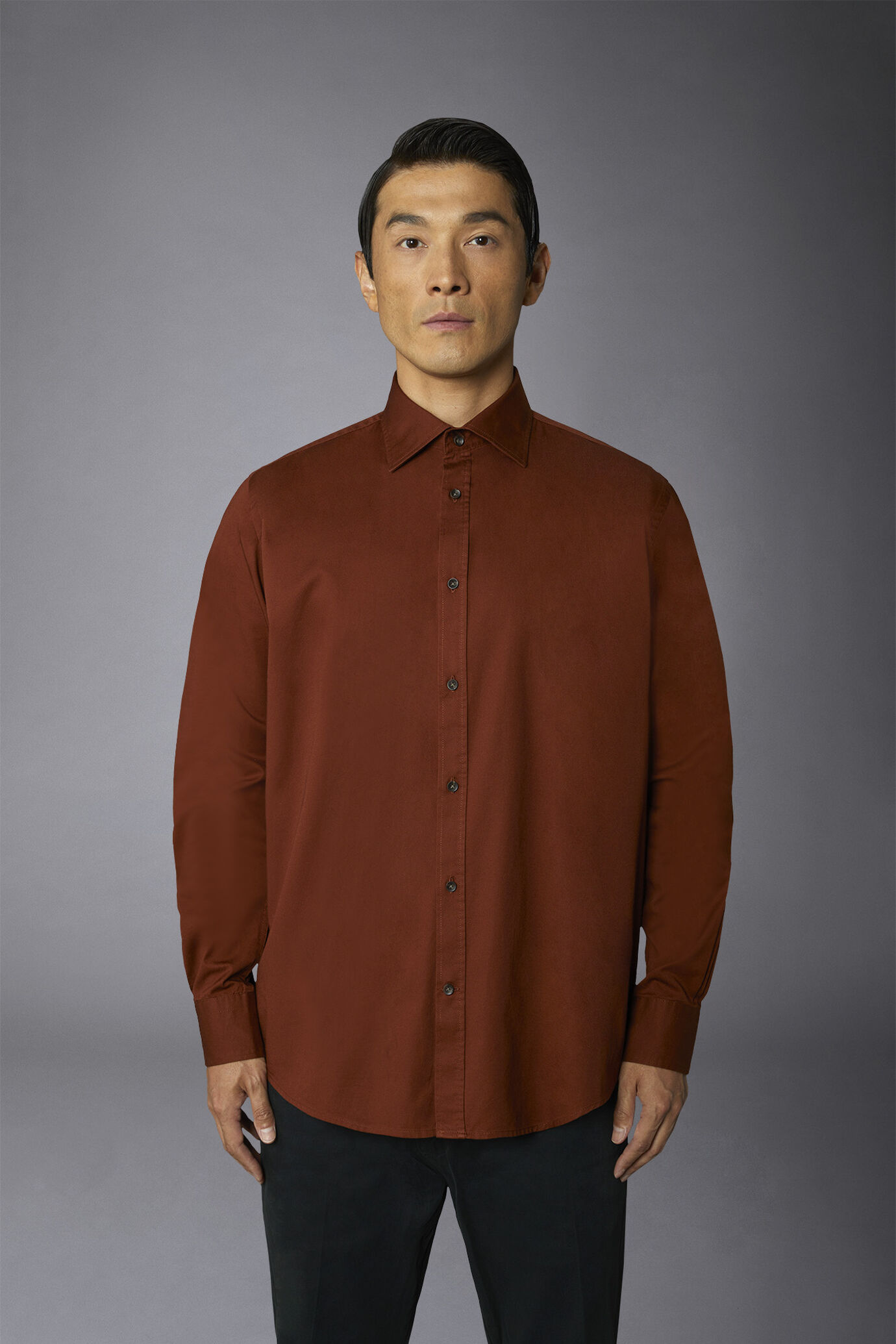 Camicia casual uomo collo francese comfort fit tessuto in gabardina image number 2