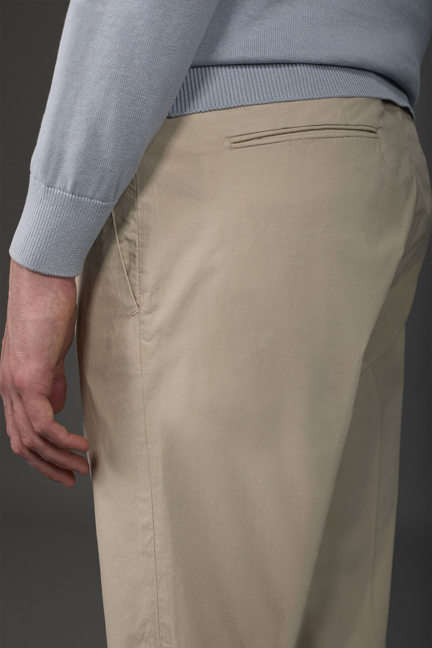 Men's trousers in light cotton with two small pleats and concealed button image number 3