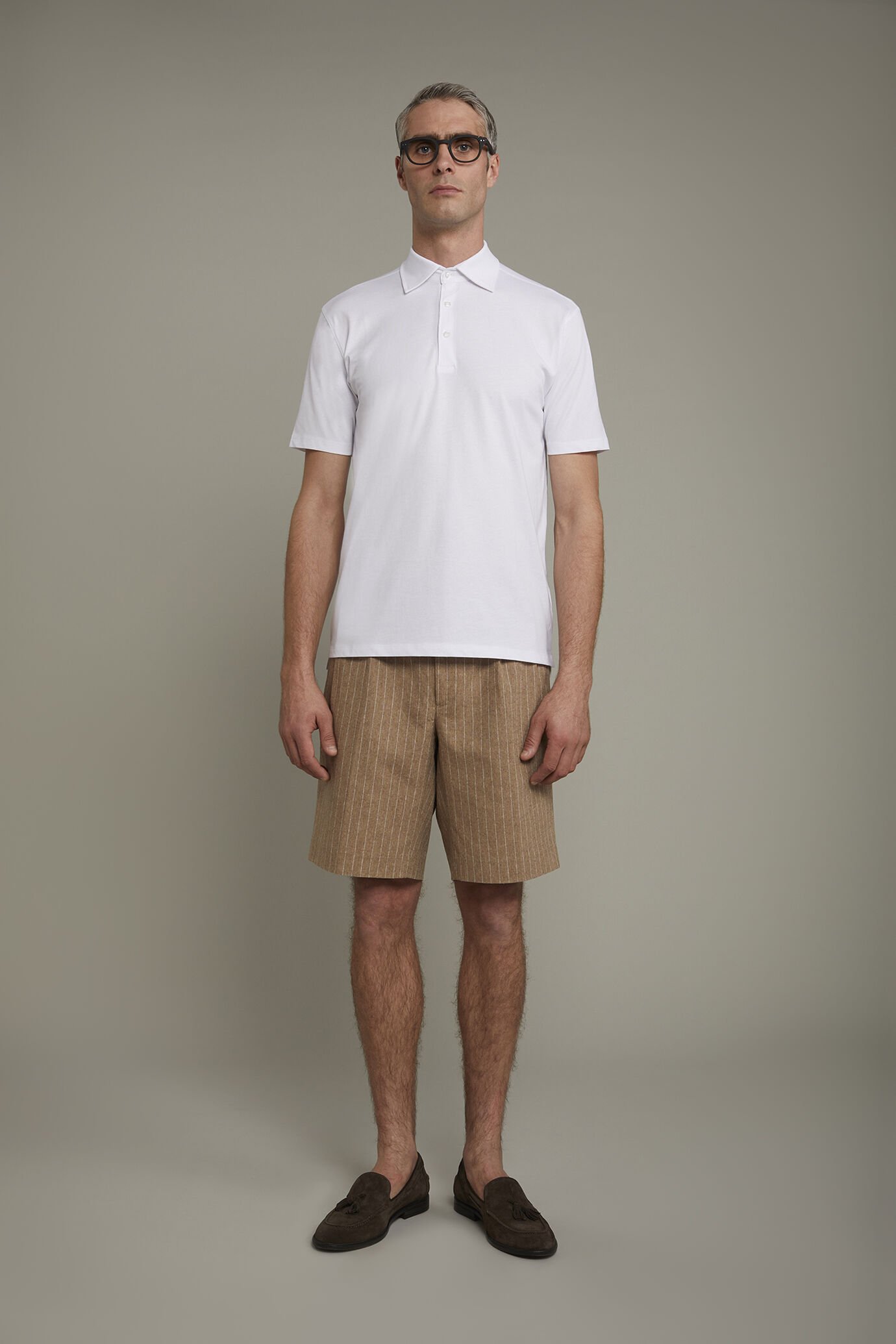 Bermuda homme à double pince en lin et coton avec motif à fines rayures coupe régulière image number 2