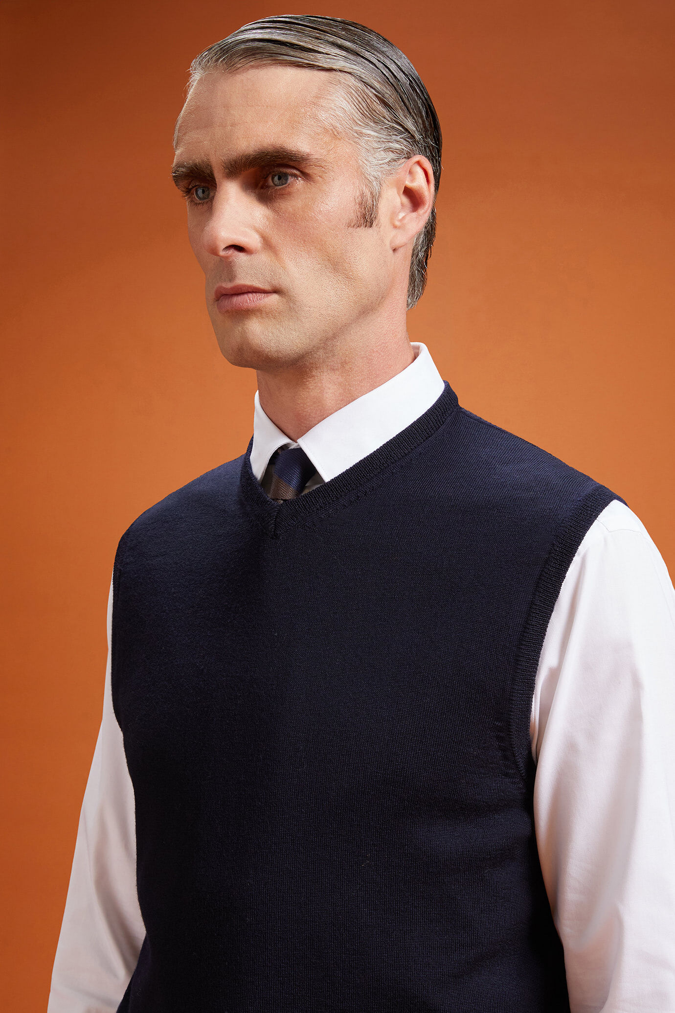 Gilet homme, col en V, 100% laine mérinos extrafine, coupe classique image number 3