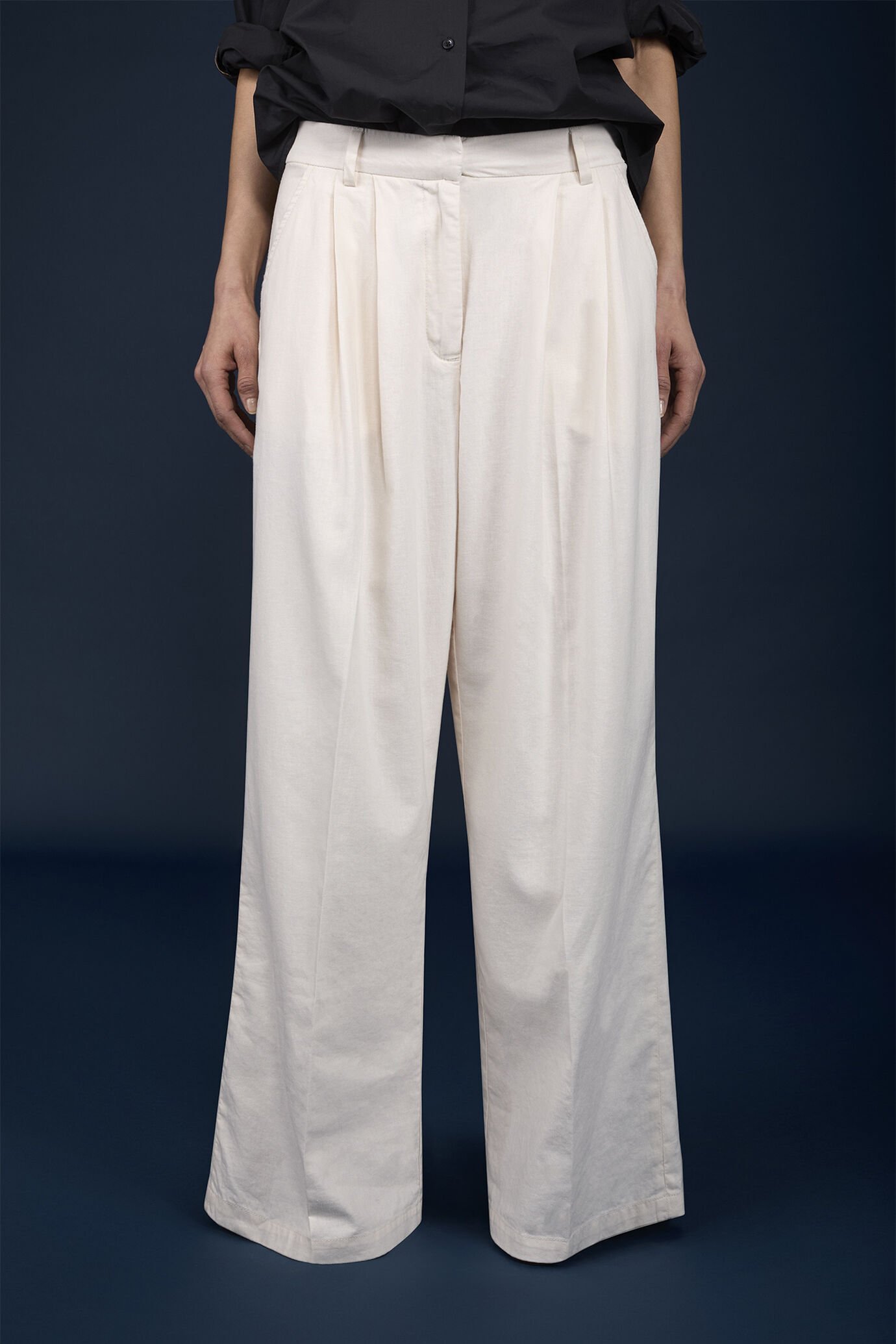 Women's wide trousers in linen and cotton with pleats image number 1