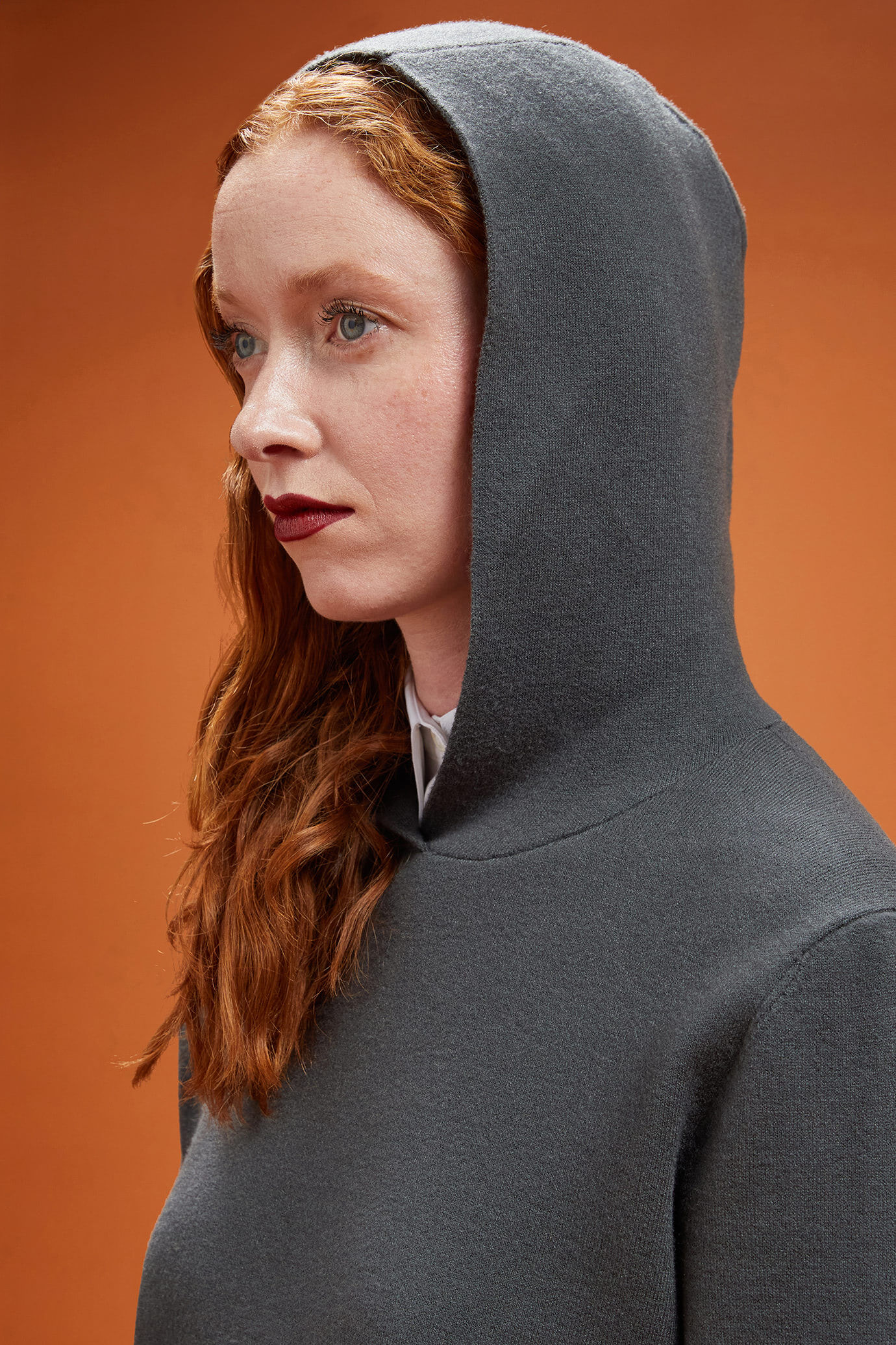 Maglia donna tinta unita con cappuccio e logo ricamato regular fit image number 3