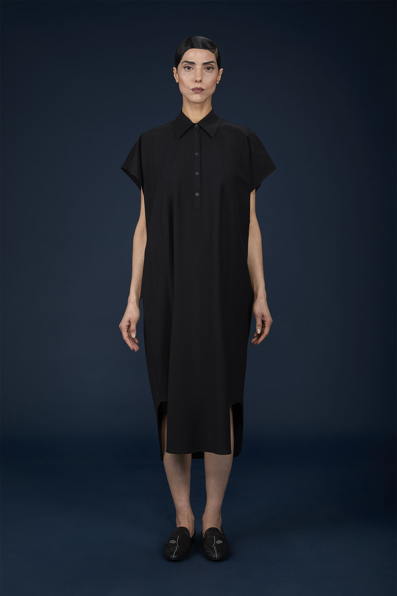 Abito donna con scollo polo oversized con spacchi laterali image number 1
