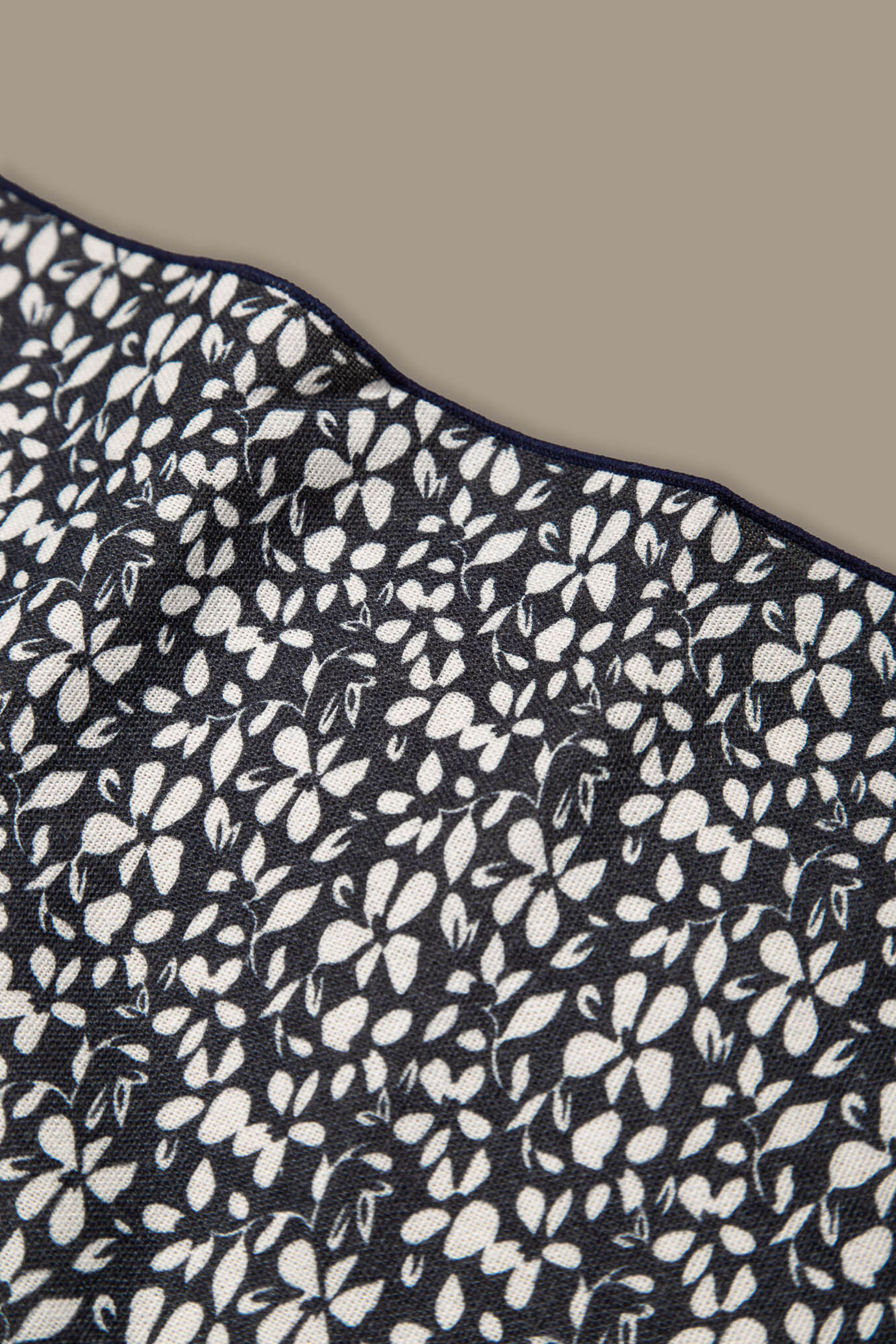 Flower pochette image number 1