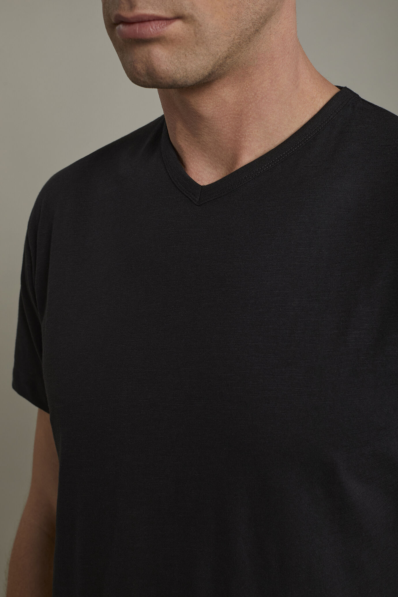 Herren-T-Shirt mit V-Ausschnitt aus 100 % Slub-Baumwolle in normaler Passform image number 3