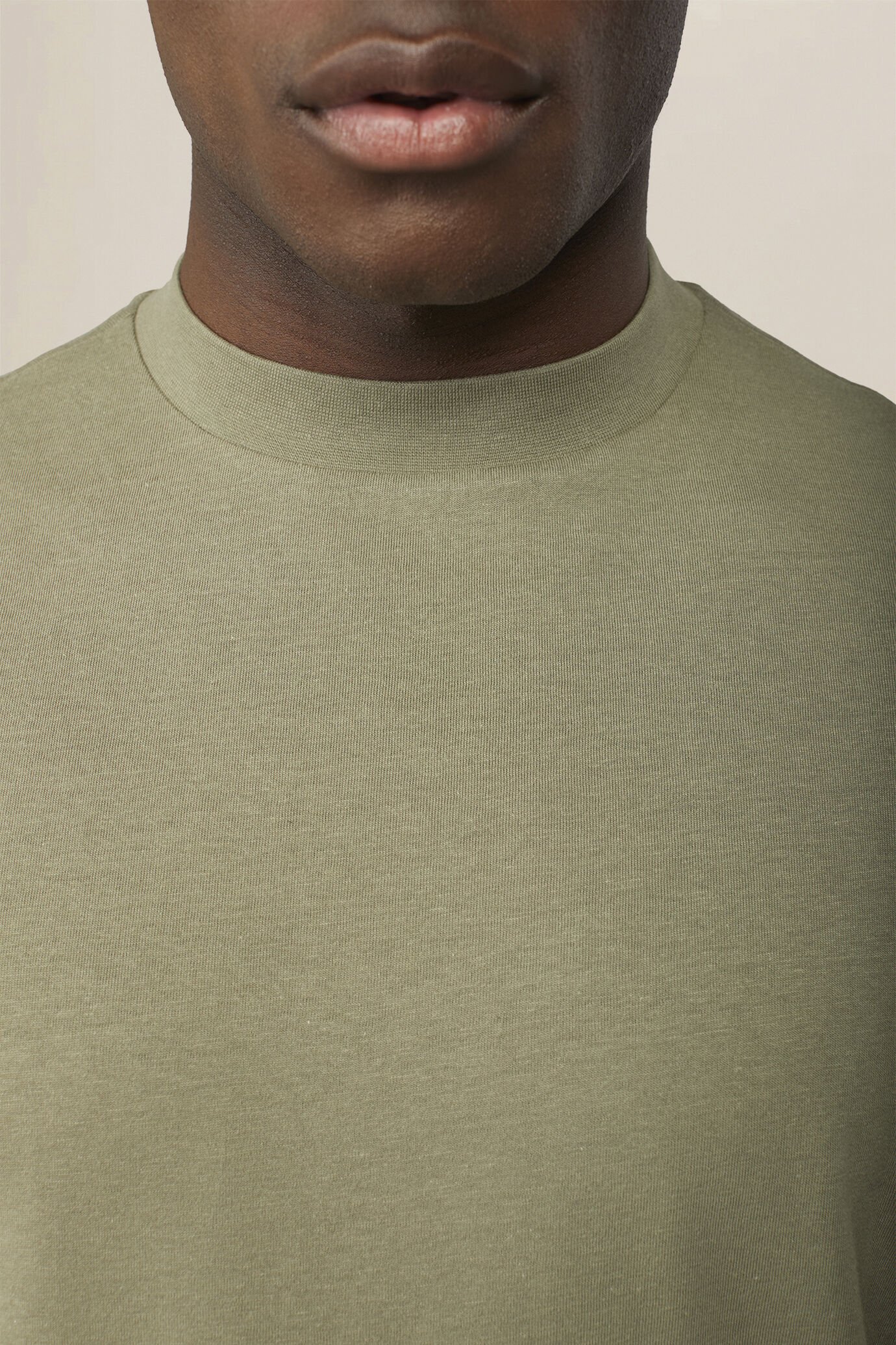 Men's T-shirt in 100% cotton jersey with slightly high neck