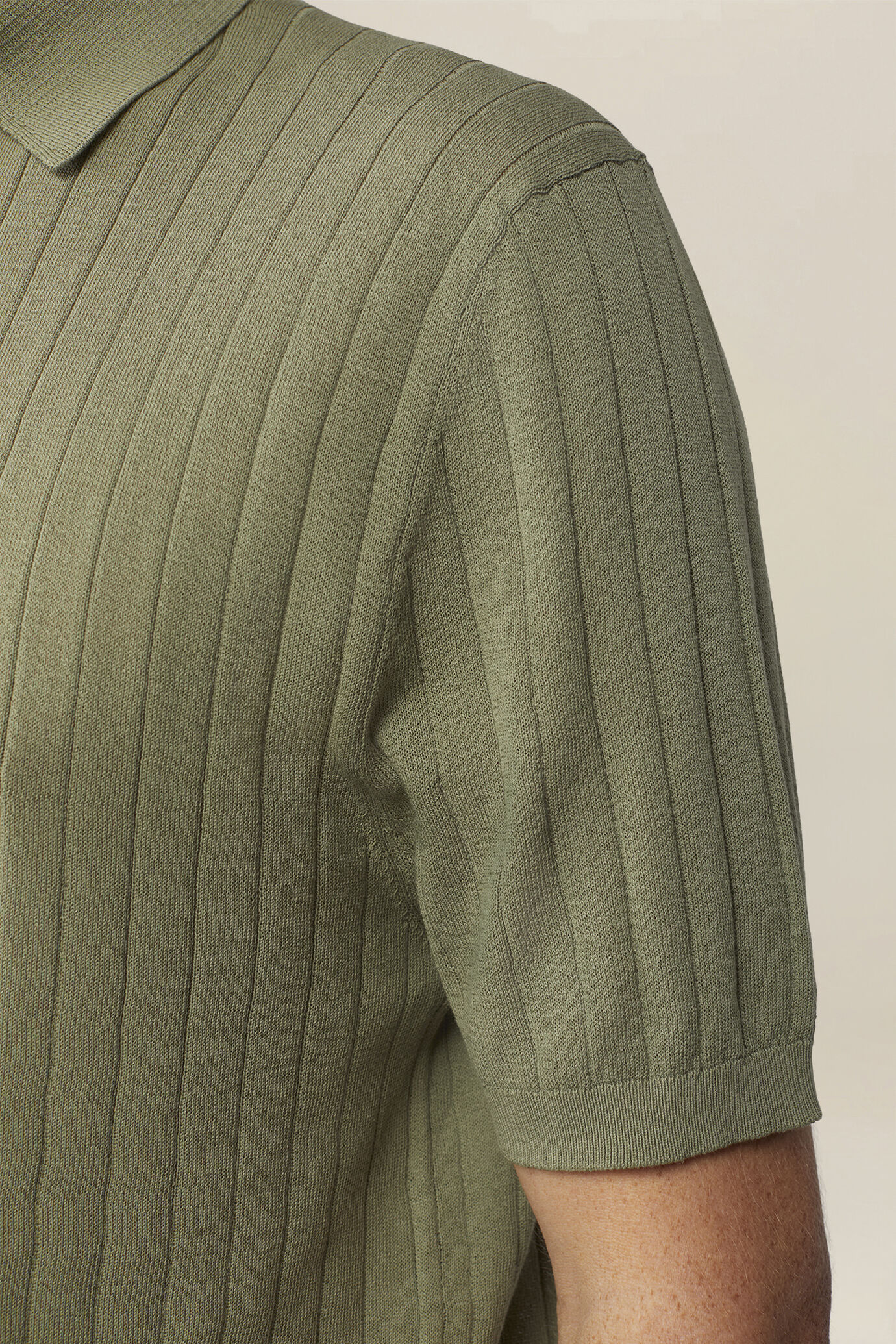 Men's knitted polo shirt in 100% cotton crepe with vertical ribbing image number 3