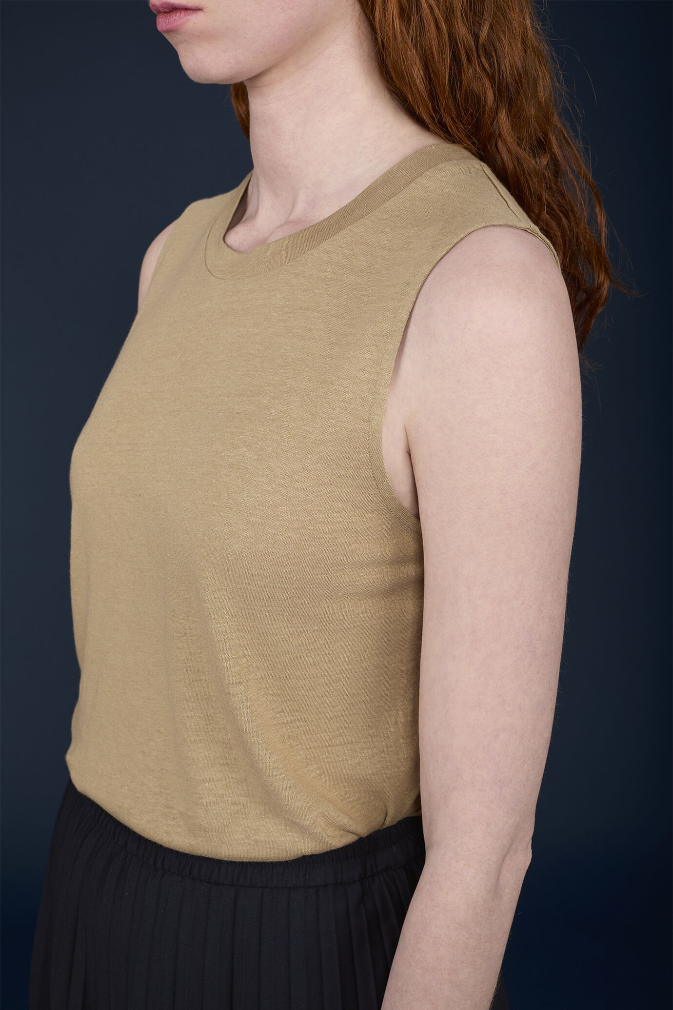 Women's crew-neck sleeveless top image number 3