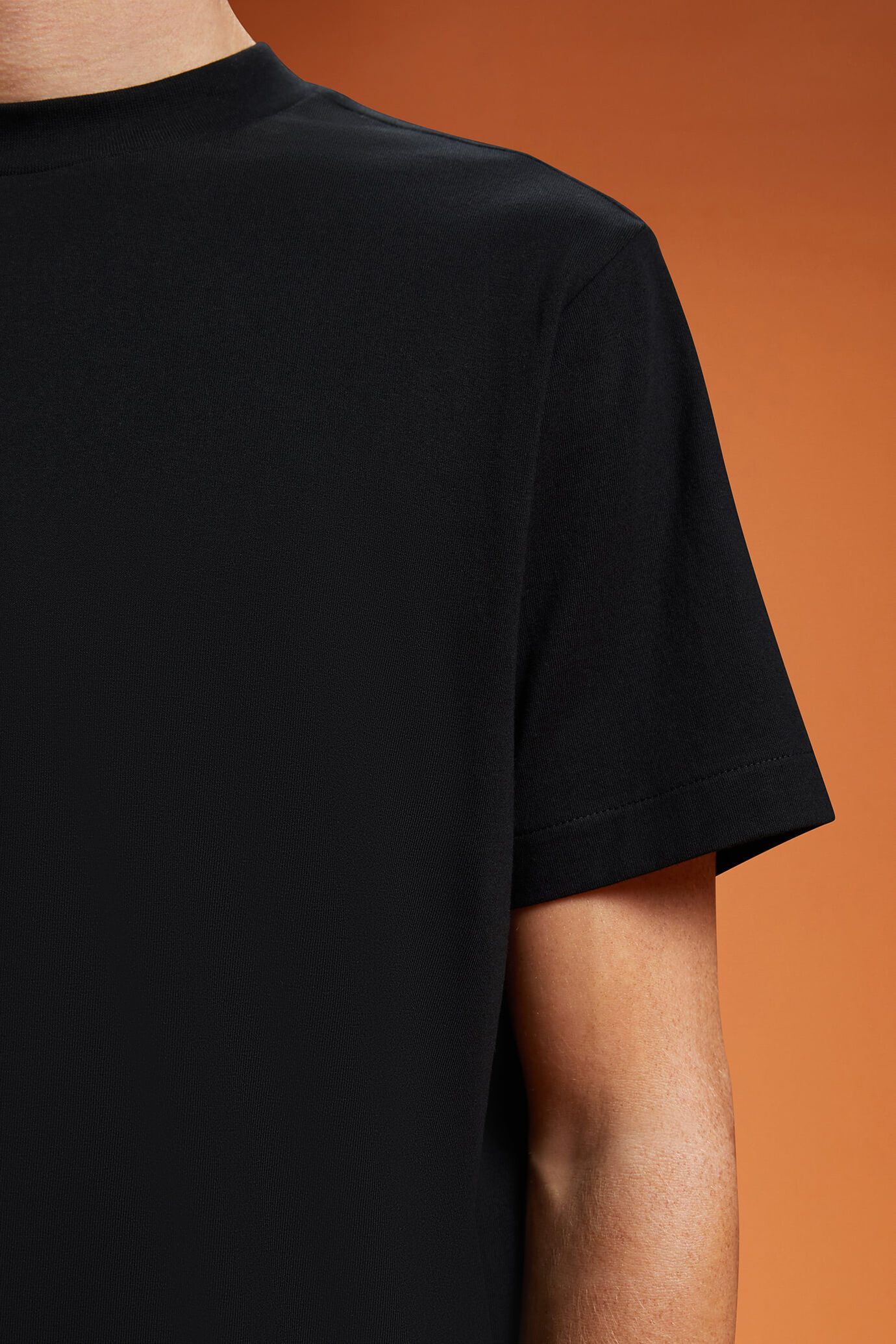 Men's 100% cotton high neck T-shirt with short sleeves in a regular fit image number 3