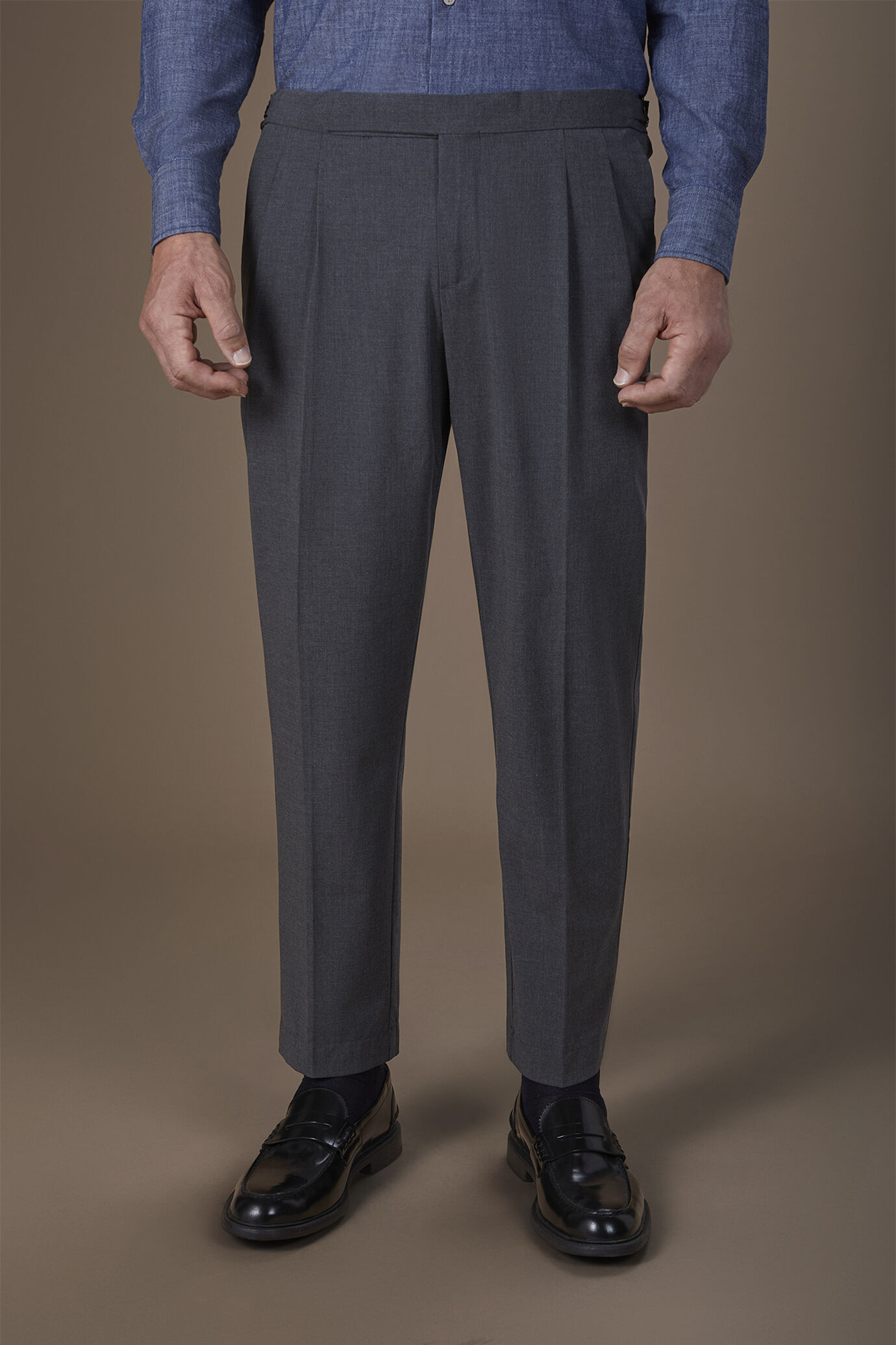 Pantalone uomo con doppia pinces e fibbie laterali image number 1