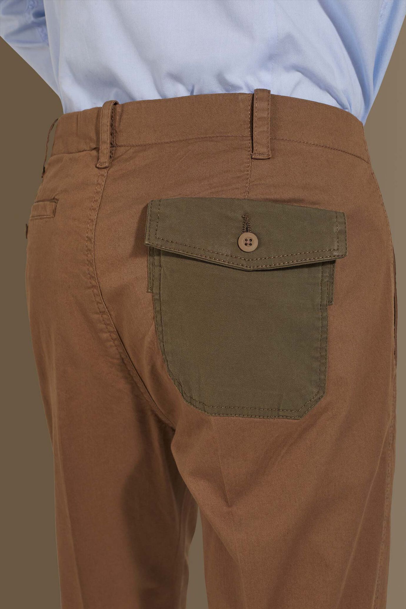 Pantalone uomo con tasca a toppa dietro in contrasto colore image number 4