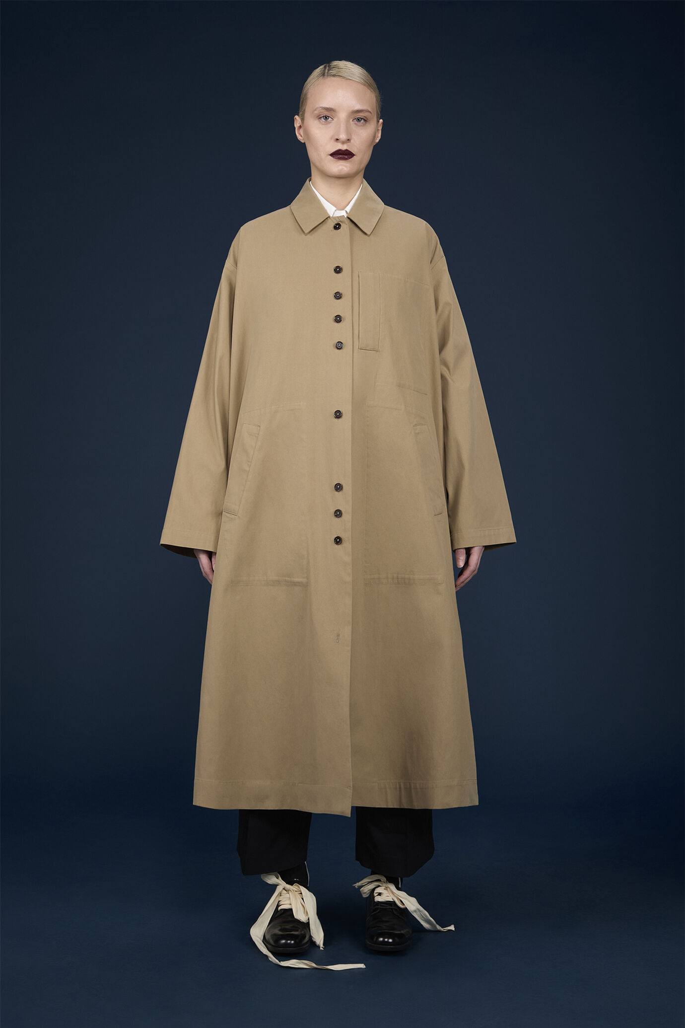 Imperméable évasé pour femme avec fentes latérales fermées par des boutons image number 1