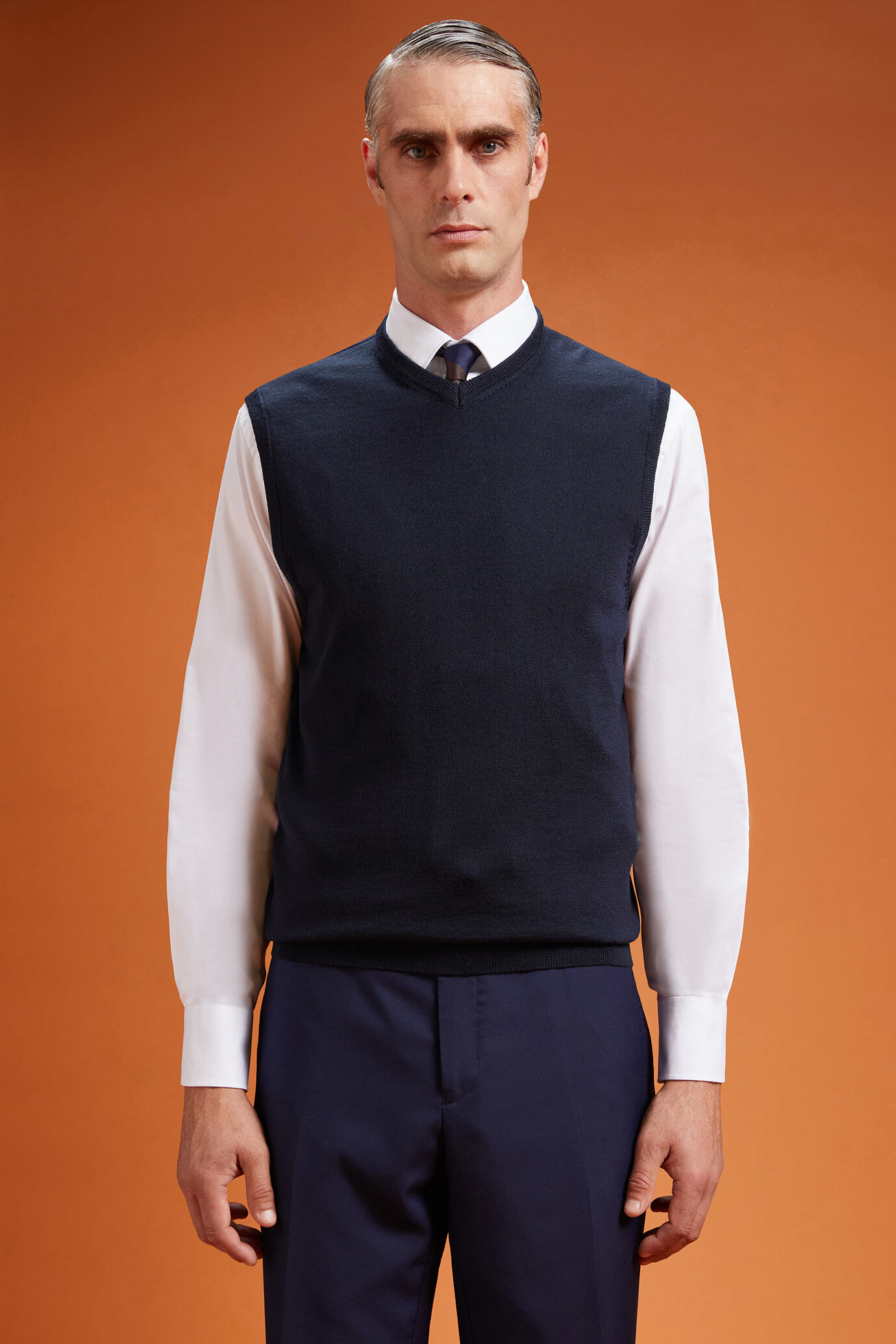 Gilet homme, col en V, 100% laine mérinos extrafine, coupe classique image number 0