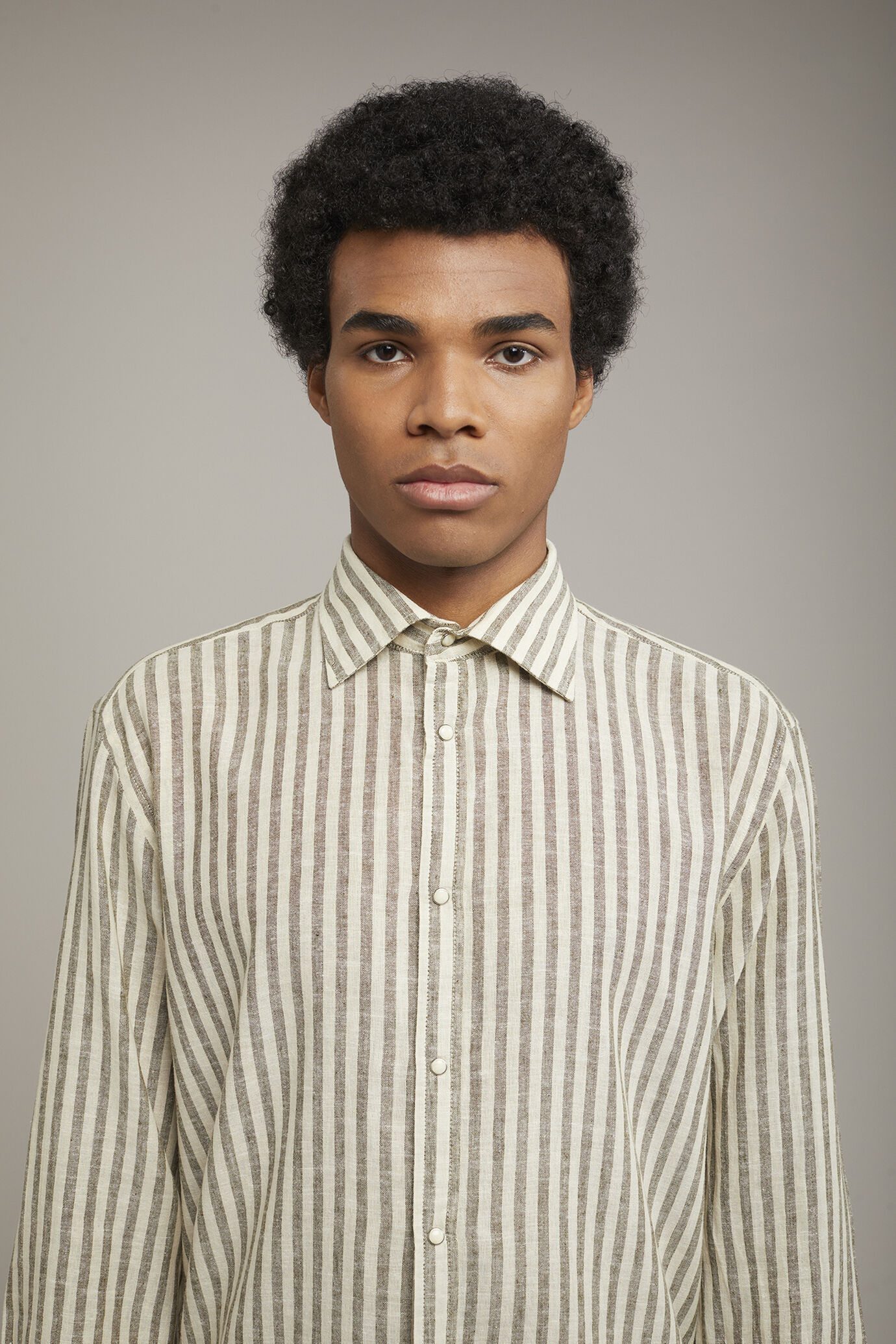 Gestreiftes Herren-Freizeithemd mit klassischem Kragen aus Leinen und Baumwolle in bequemer Passform image number 3