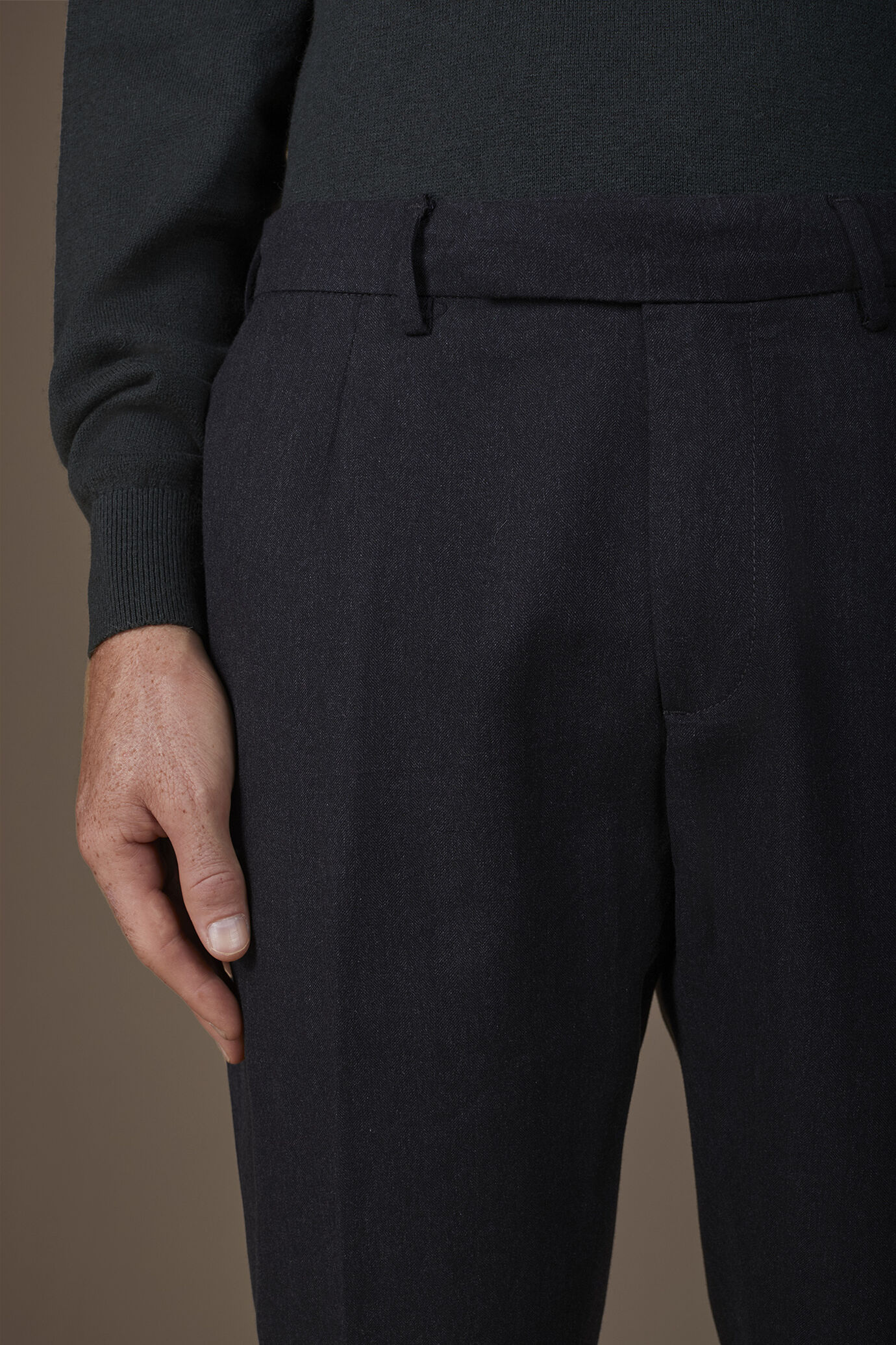 Klassische Herrenhose mit Bundfalten in normaler Passform image number 2