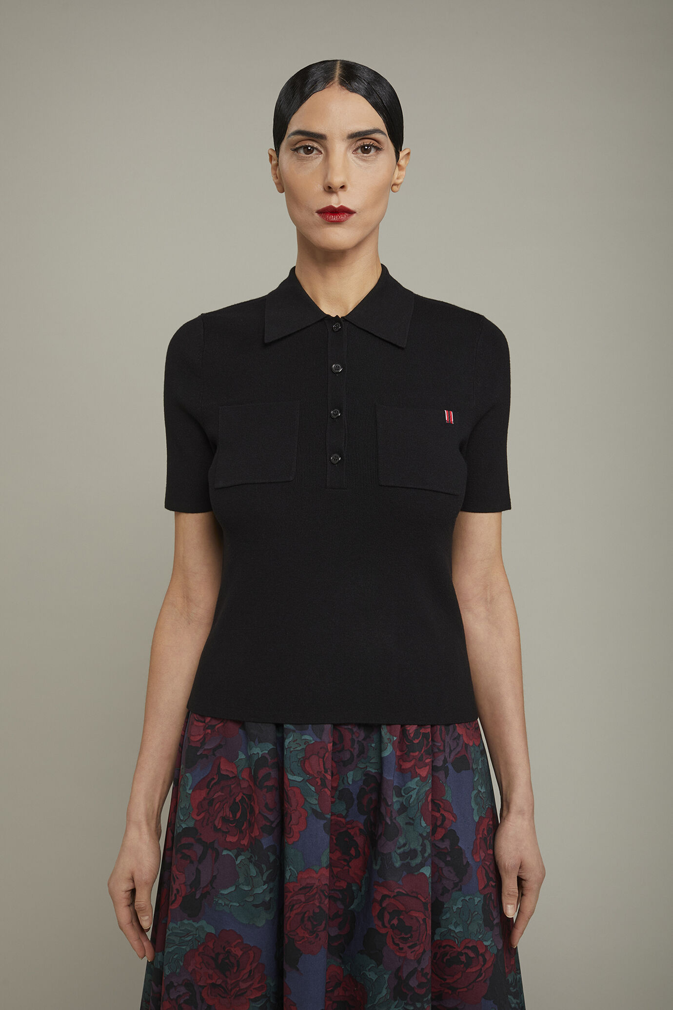 Einfarbiges Damen-Poloshirt mit kurzen Ärmeln aus Strick image number 2