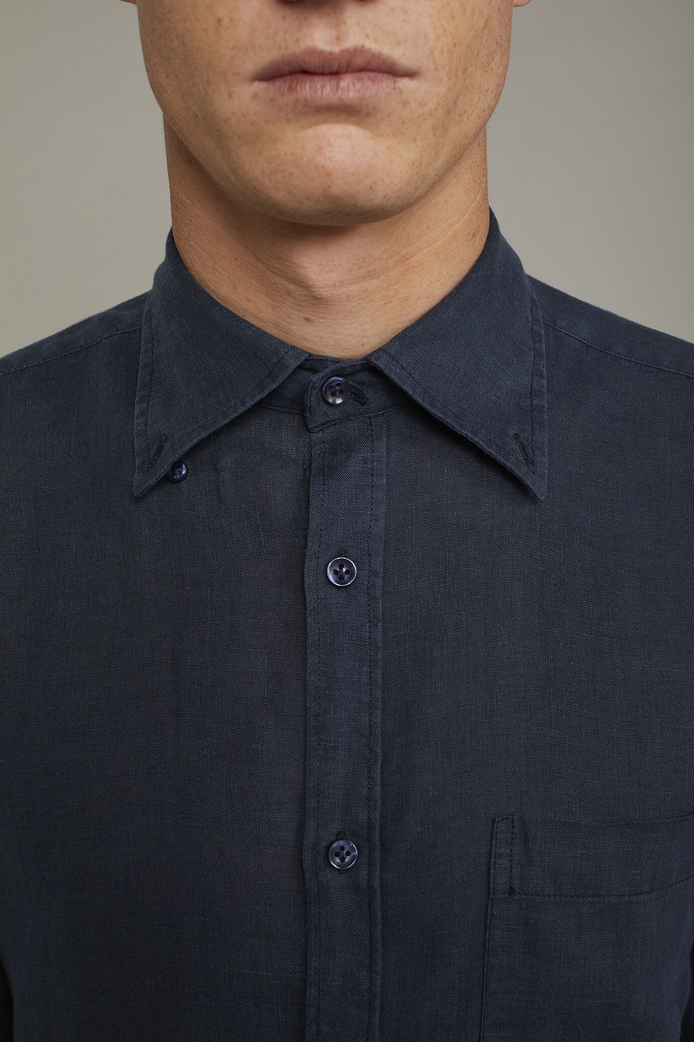 Chemise décontractée pour homme avec col boutonné en 100 % lin coupe confort image number 3