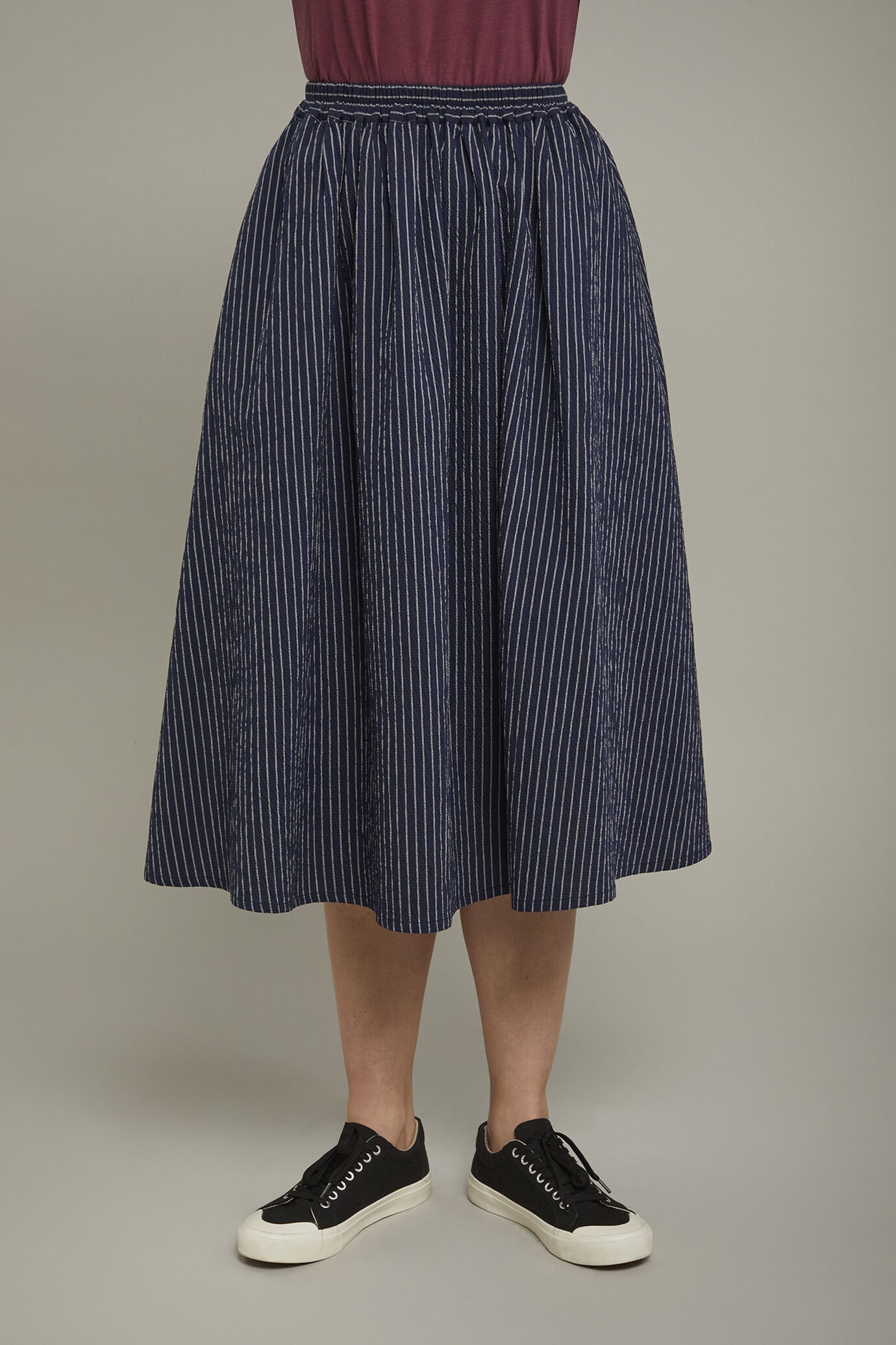 Gonna donna in cotone goffrato gessato regular fit image number 3